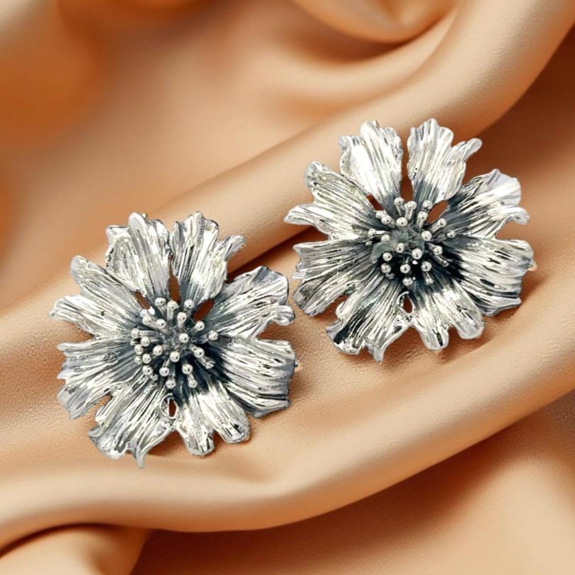 Authentic Tiffany & Co Estate Marigold Flower Pierced Earrings Sterling Silver TIF882

These elegant Authentic Tiffany & Co earrings are made of sterling silver and the earrings are newly polished and look wonderful.

TRUSTED SELLER SINCE