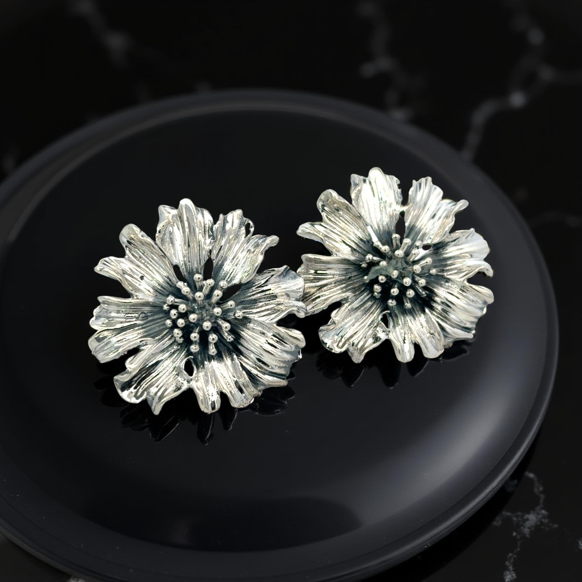 Tiffany & Co Marigold Flower Pierced Earrings Sterling Silver Estate In Good Condition For Sale In Brooklyn, NY
