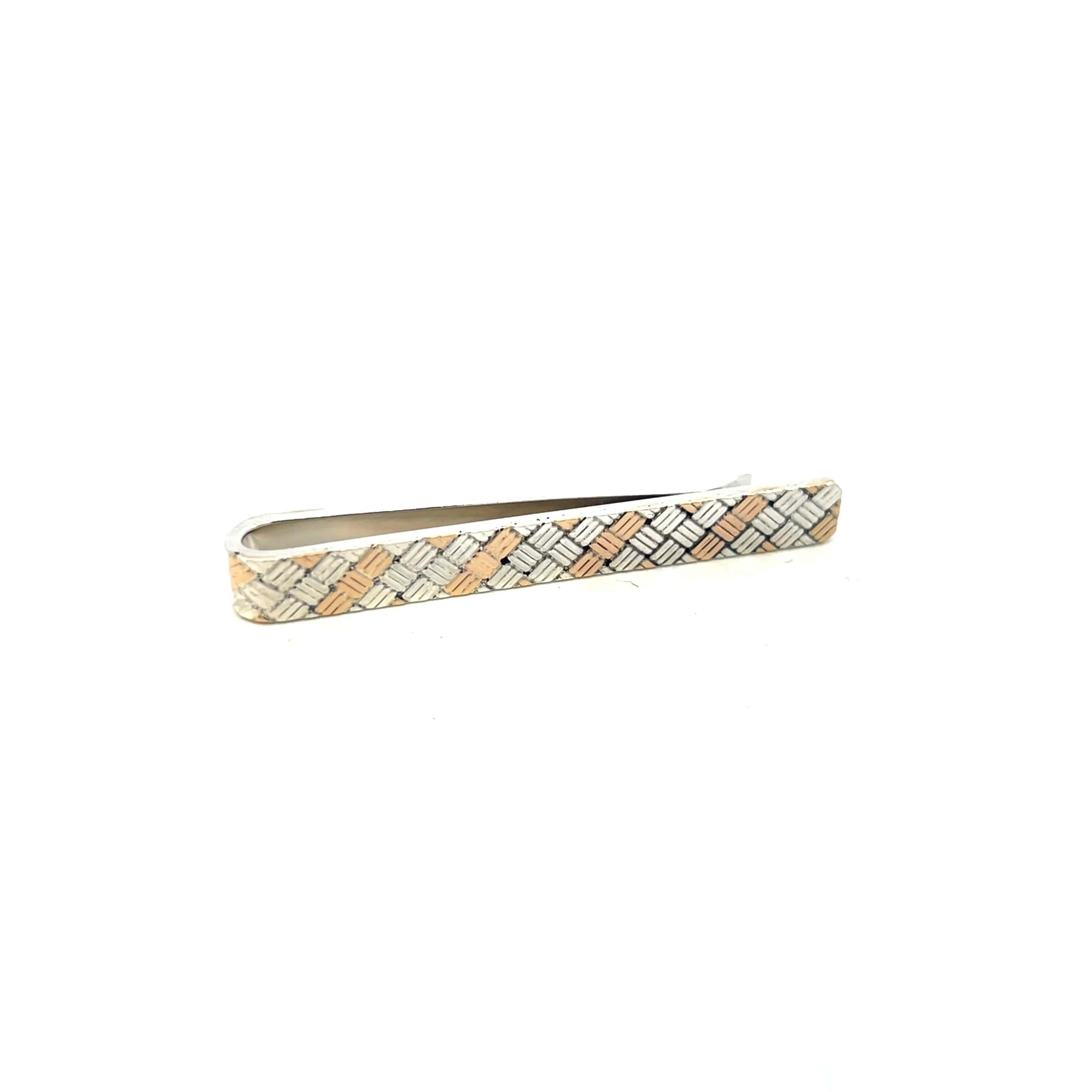 Auténtico alfiler de corbata Tiffany & Co Estate Money Clip de plata de ley + oro de 14 quilates TIF775

Este Elegante Raro Auténtico Tiffany & Co. El Alfiler de Corbata con Pinza para Dinero para Hombre es un sofisticado accesorio de doble uso, que