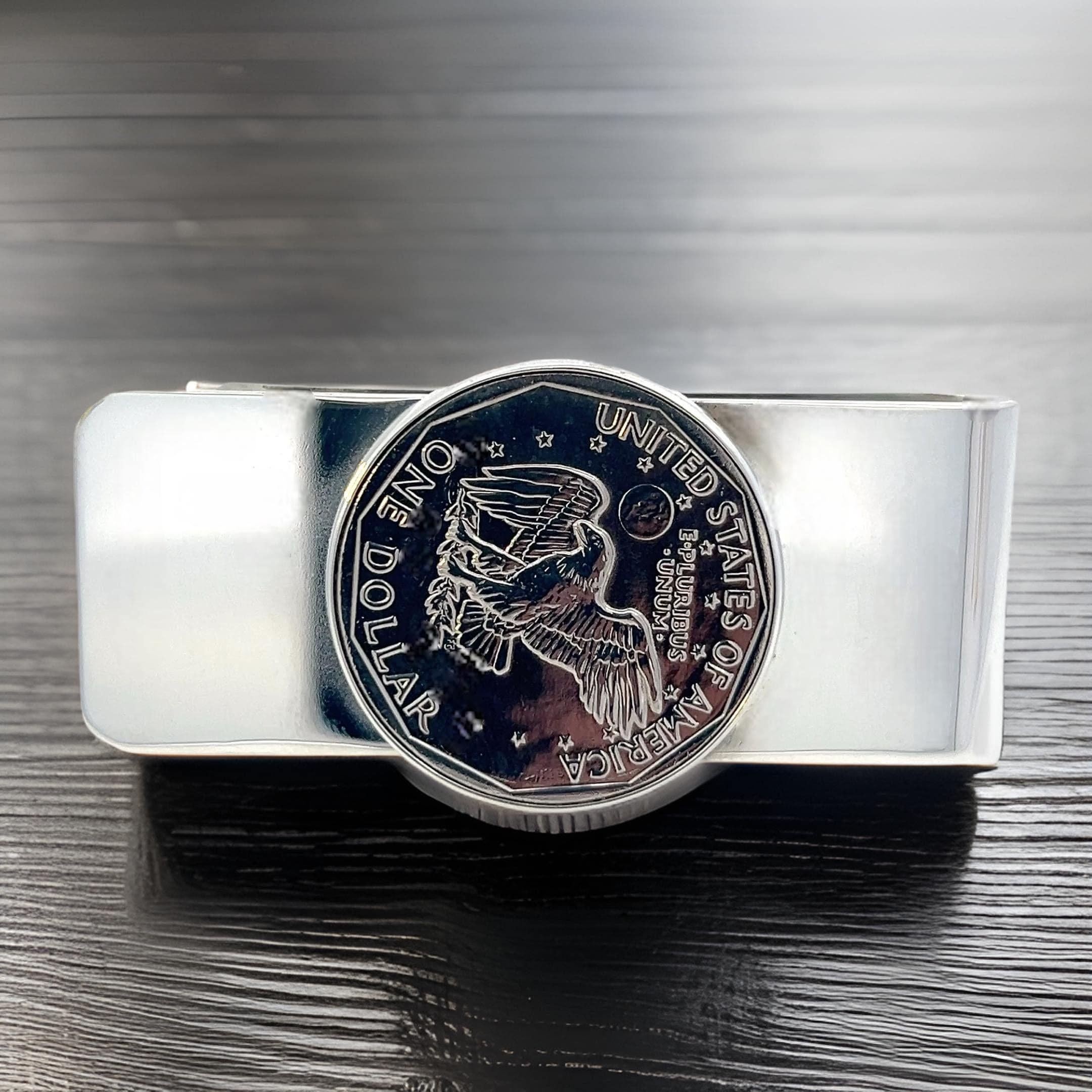 Tiffany & Co Estate einen Dollar Münze Geld Clip Sterling Silber TIF727

Diese schöne Authentic Dollar Coin Tiffany Sterling Silber Money Clip wurde neu poliert und sieht wunderbar.

Bereit, neu graviert zu werden. 

VERTRAUENSWÜRDIGER VERKÄUFER
