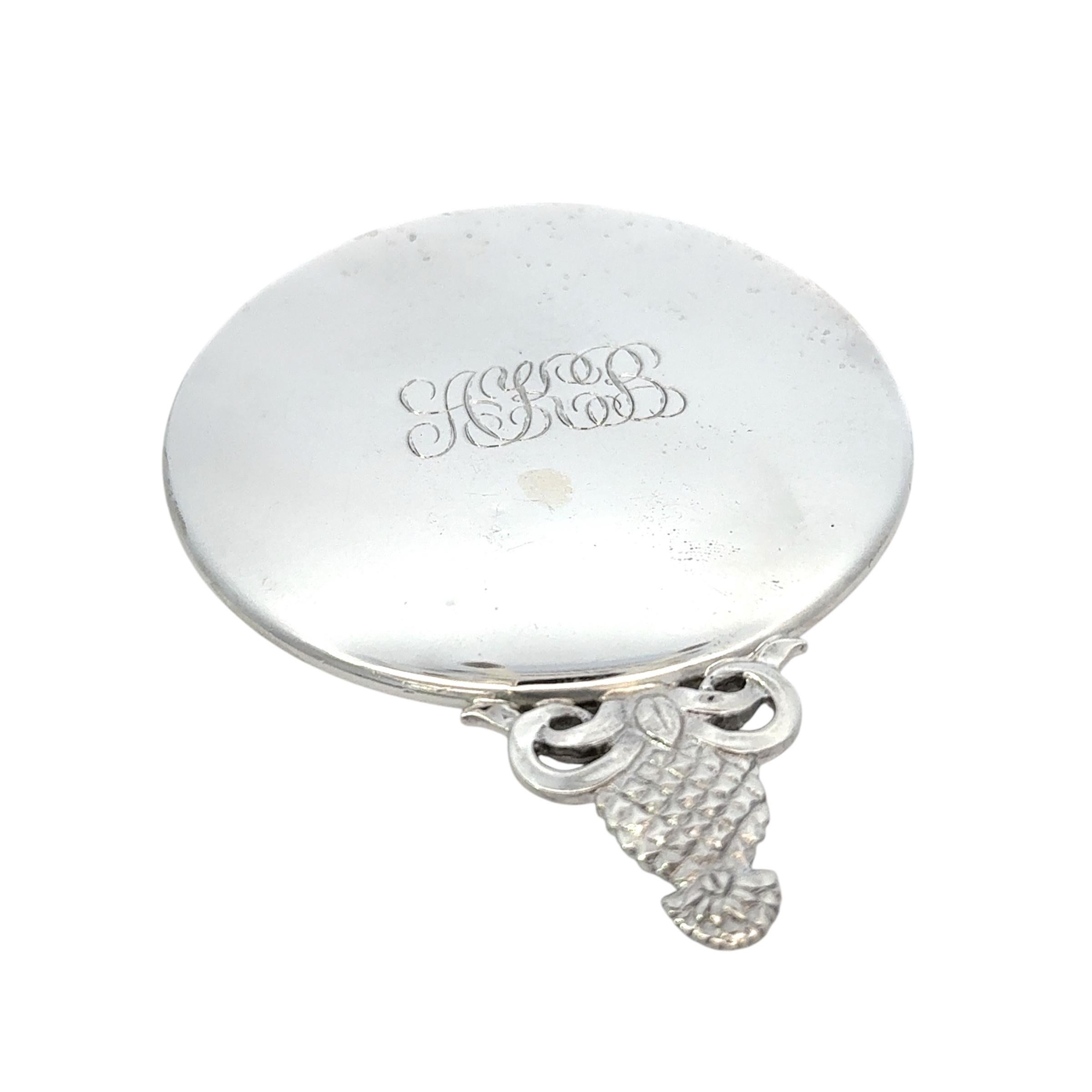 Authentische Tiffany & Co Estate Ananas Hand Spiegel Sterling Silber 58 Gramm TIF879

Der seltene authentische Spiegel von Tiffany & Co. ist ein wunderschön gefertigtes Stück, das Funktionalität mit Luxus verbindet. 

Das Kompaktgerät hat eine