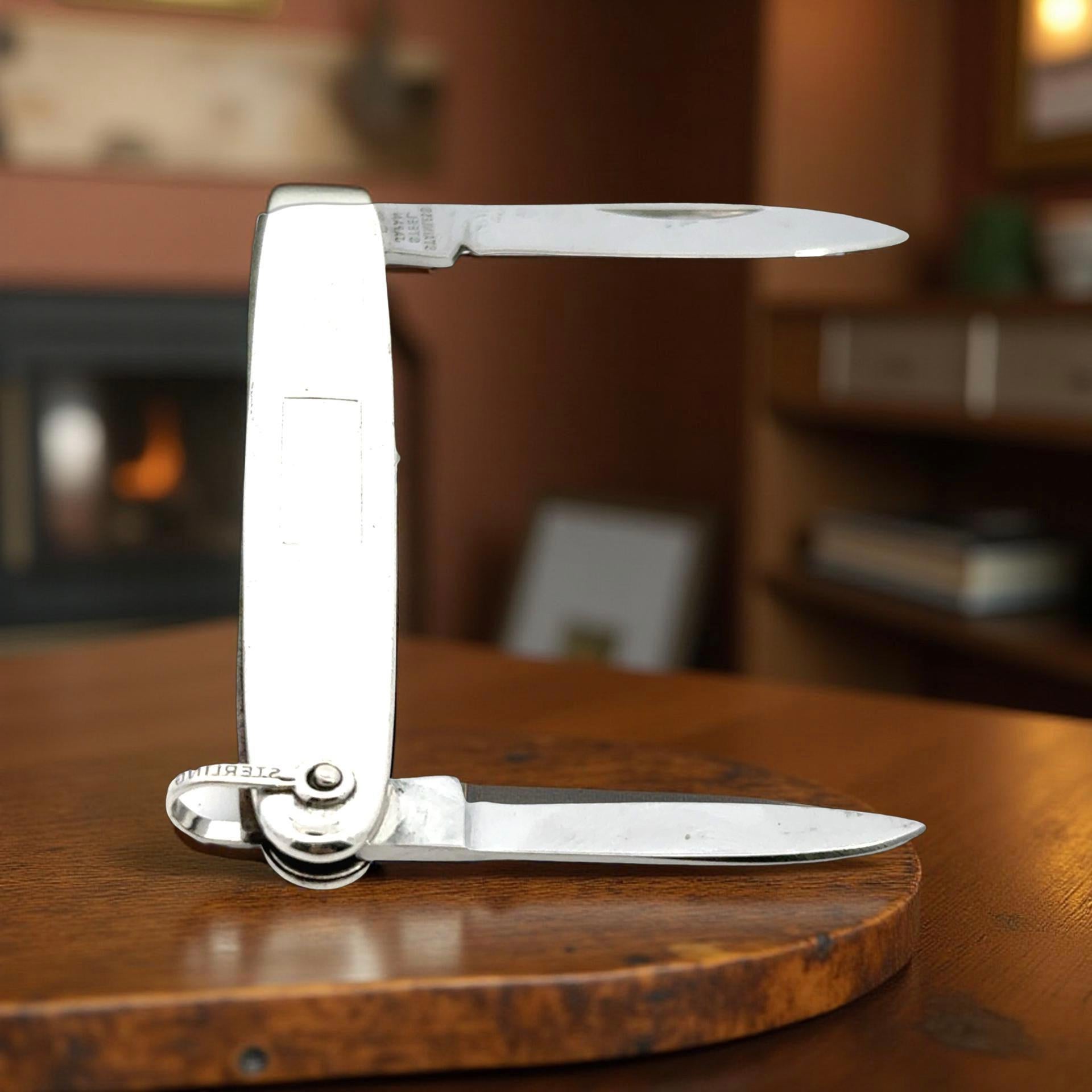 Auténtica navaja de bolsillo Tiffany & Co Estate Plata de ley 15 gramos TIF875

Esta elegante navaja auténtica de Tiffany & Co está fabricada en plata de ley y pesa 15 gramos.

VENDEDOR DE CONFIANZA DESDE 2002

¡¡POR FAVOR VEA NUESTROS CIENTOS DE