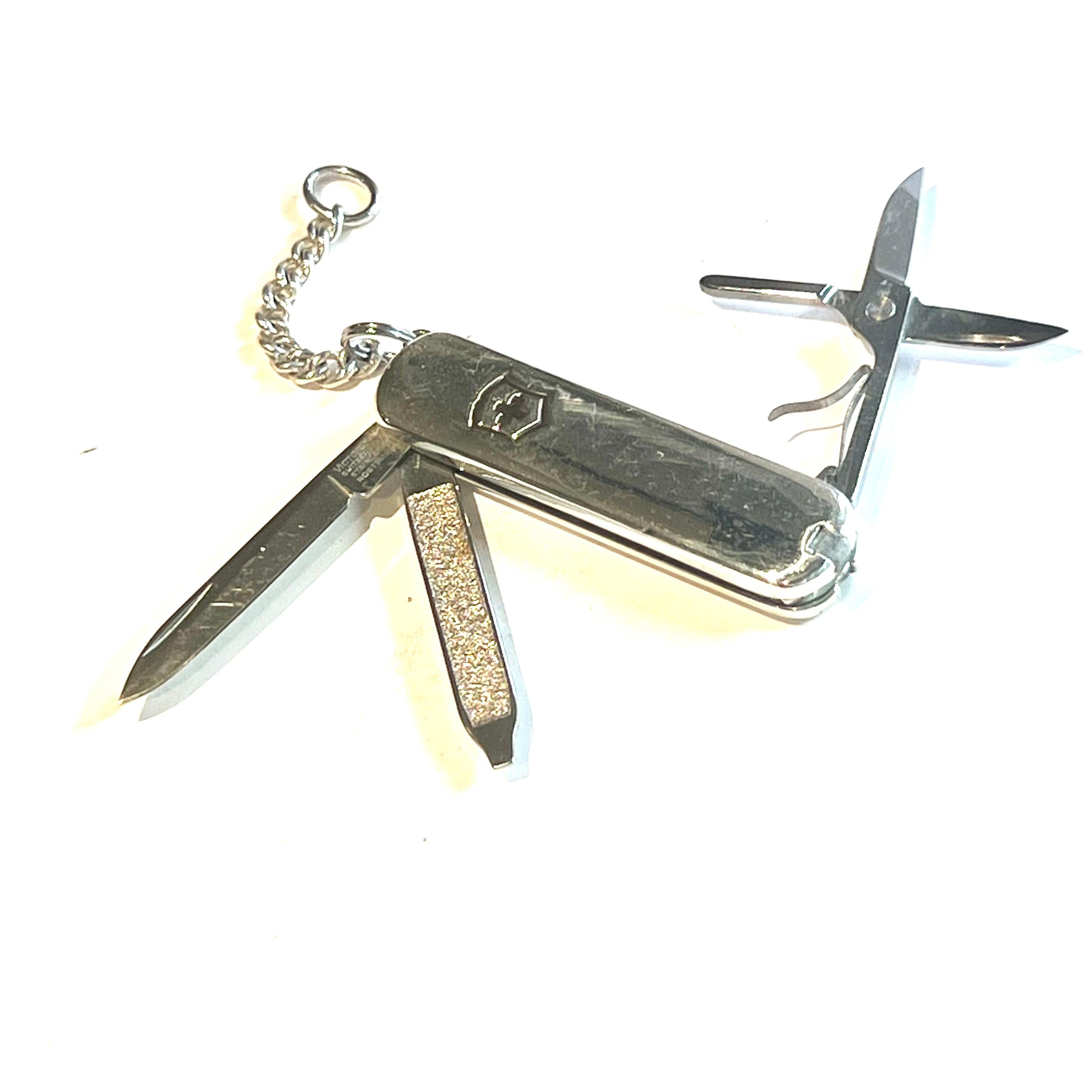 Authentic Tiffany & Co Estate Pocket Knife with Key chain 18k Silver TIF599

This elegant Authentic Tiffany & Co pocket knife is made of sterling silver & 18k yellow gold.


TRUSTED SELLER SINCE 2002

PLEASE SEE OUR HUNDREDS OF POSITIVE FEEDBACKS