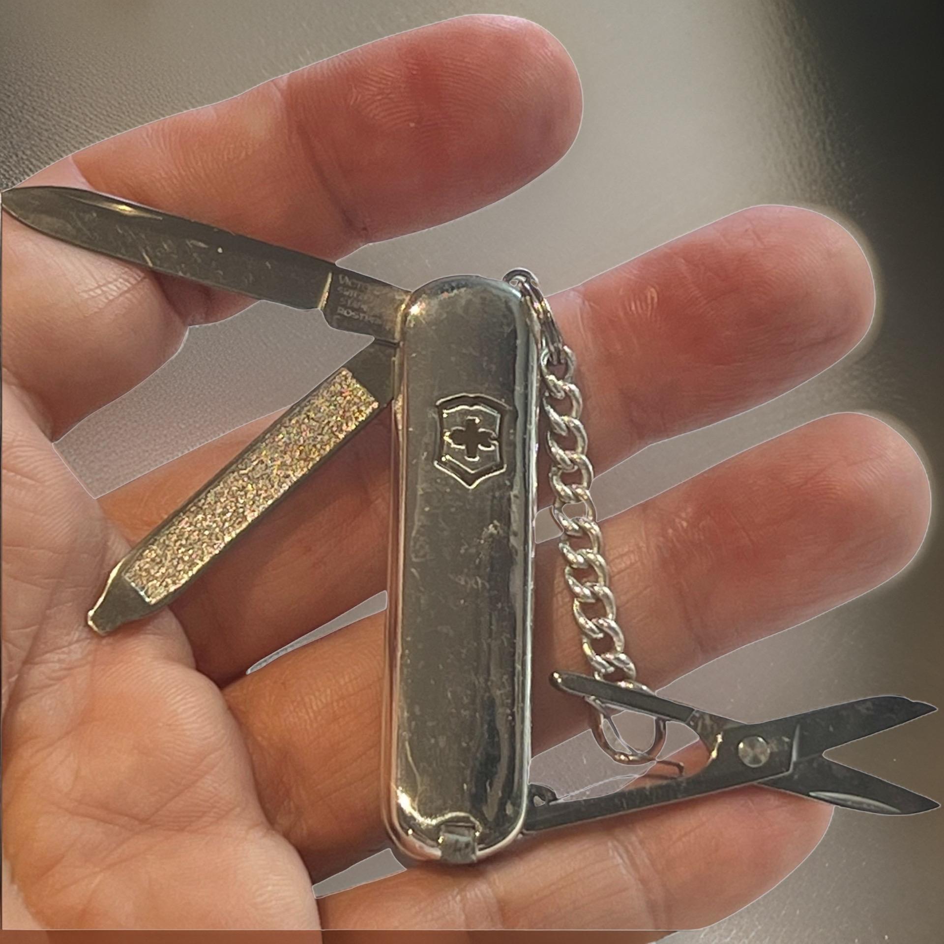 Couteau de poche Tiffany & Co avec chaîne à clé en argent 18 carats Bon état - En vente à Brooklyn, NY