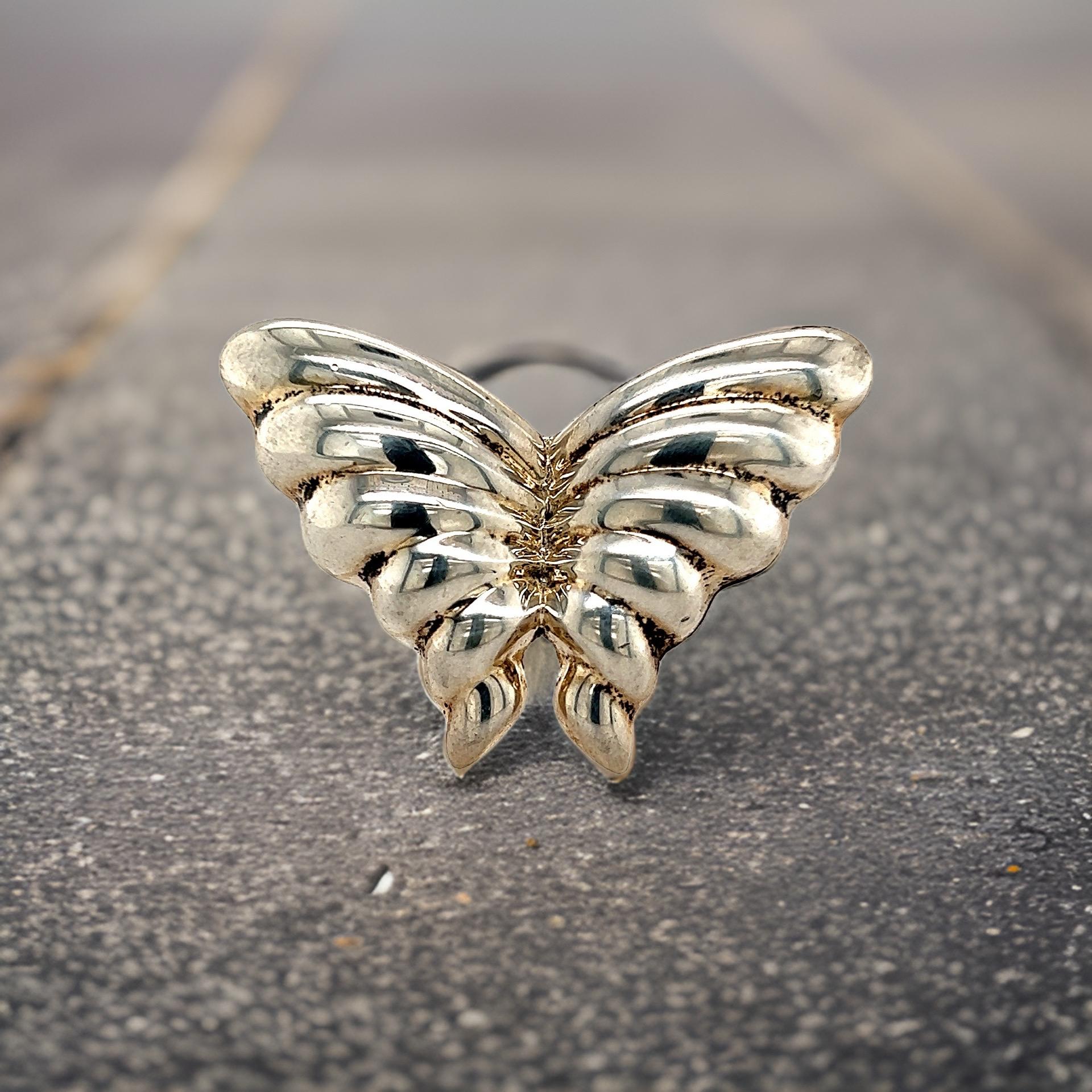 Authentic Tiffany & Co Estate Puffed Butterfly Brooch Pin Sterling Silver TIF516

TRUSTED SELLER SINCE 2002

PLEASE SEE OUR HUNDREDS OF POSITIVE FEEDBACKS FROM OUR CLIENTS!!

FREE SHIPPING!!

DETAILS
Style: Butterfly Brooch
Weight: 10.3 Grams
Metal: