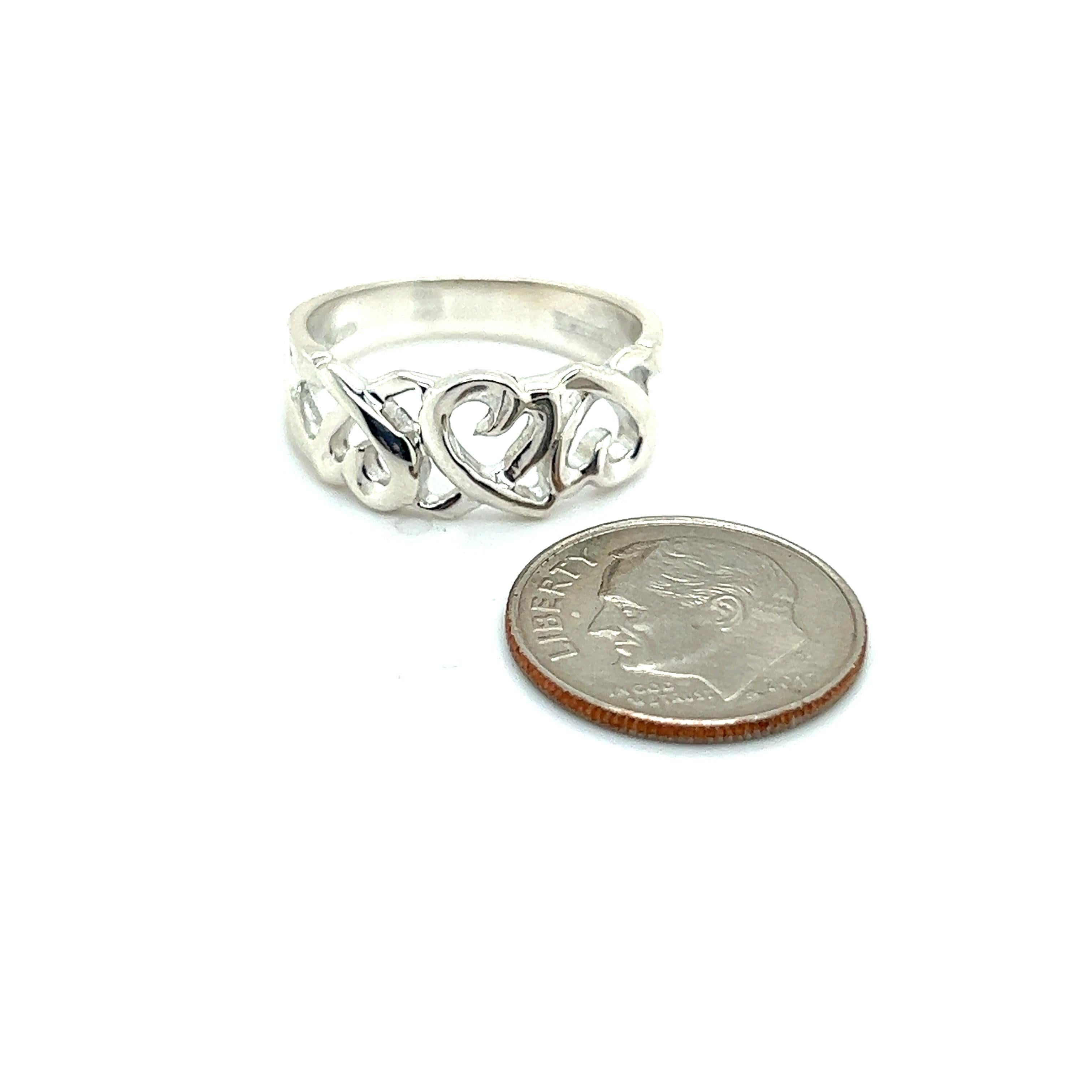 Tiffany & Co Estate Ring Größe 7,75 Sterling Silber von Paloma Picasso TIF328

Bitte sehen Sie sich das beigefügte Video zu diesem Artikel an. Auf dem Video können Sie die Bewegung des Gegenstands sehen und die Facetten und Details besser