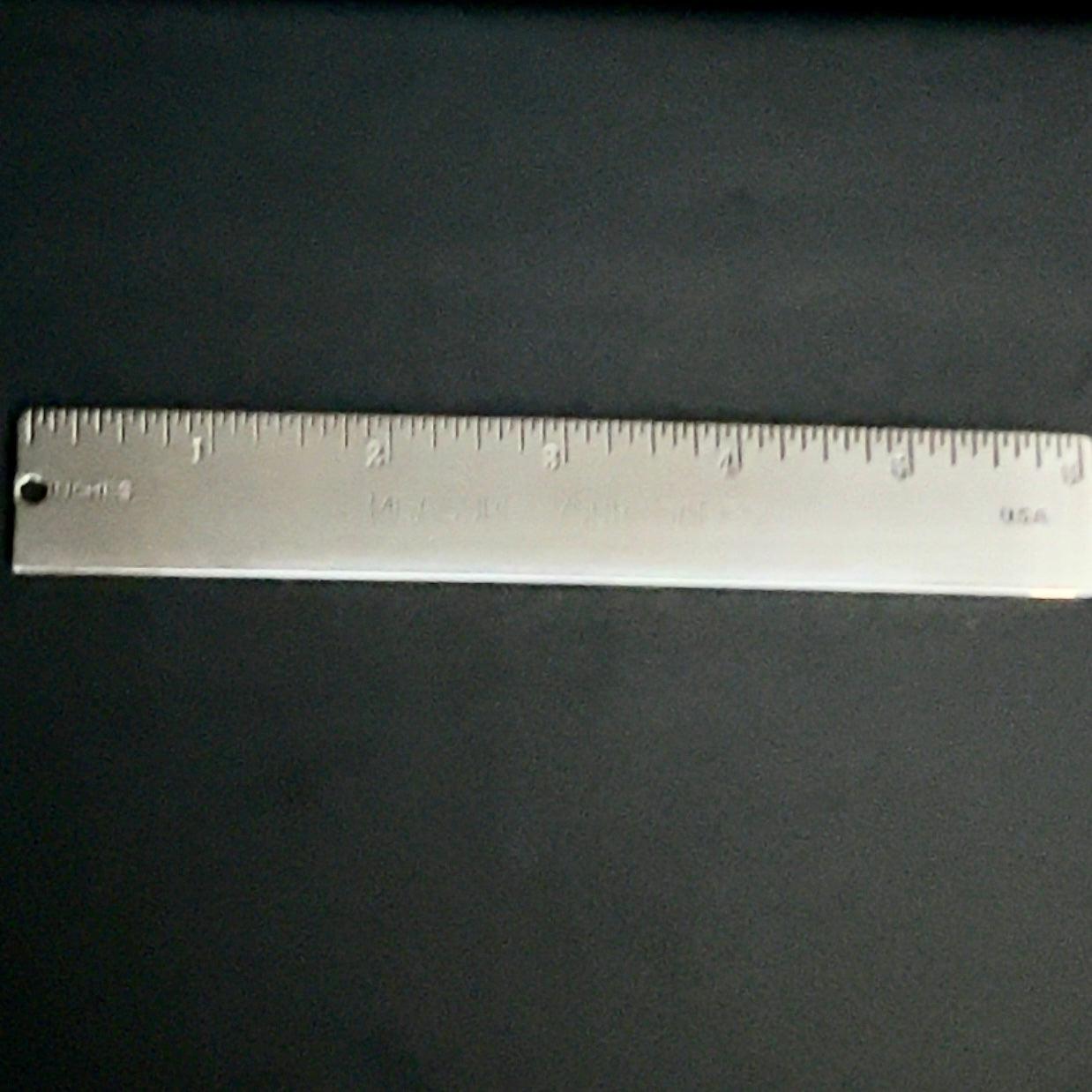 Tiffany & Co. Estate Molto raro da 6 pollici in argento sterling 58 grammi TIF632

Sul righello è inciso MISURARE LE VENDITE

Questa elegante Tiffany & Co. Il righello è in argento sterling, è stato lucidato di recente e ha un aspetto