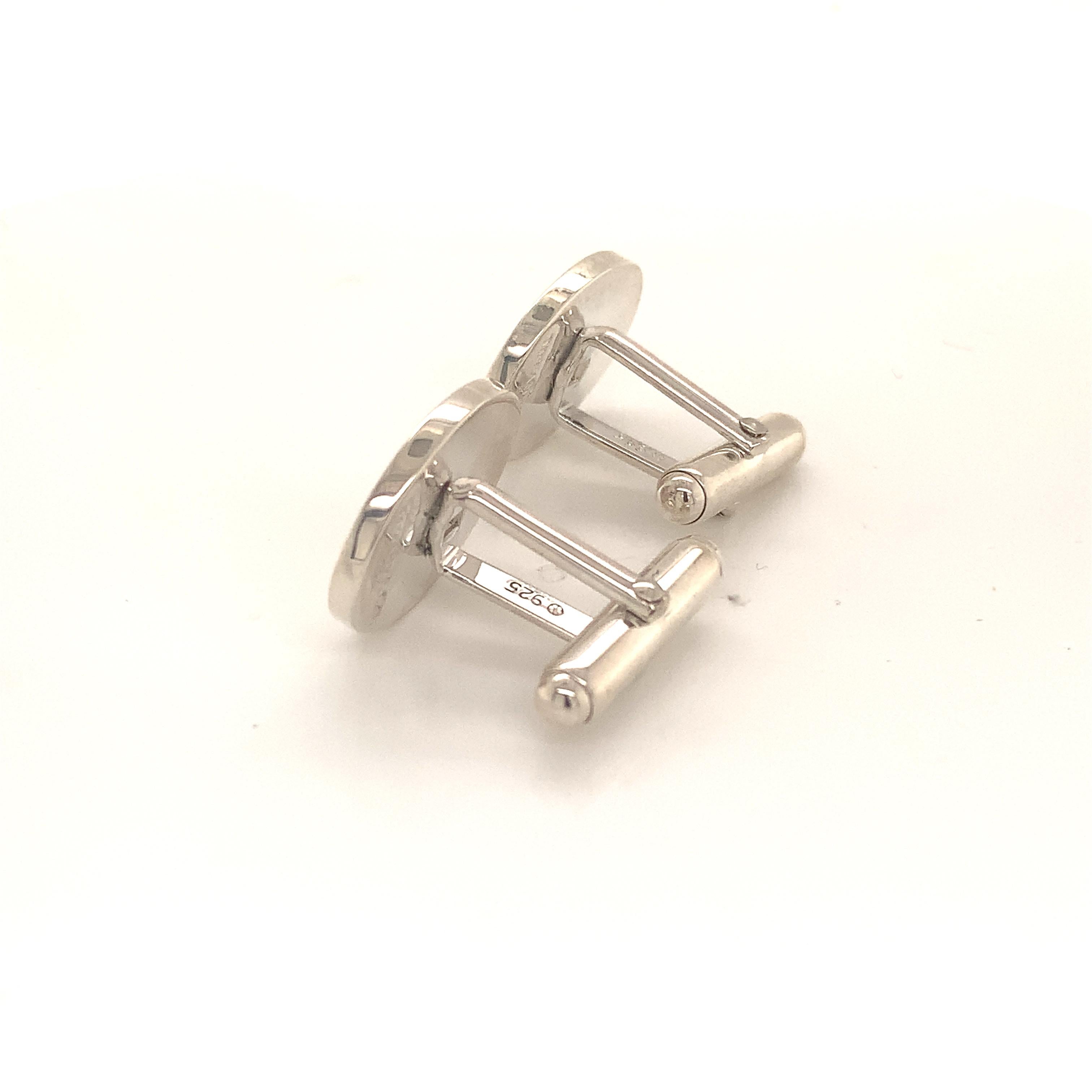 Tiffany & Co Argent Sterling Boutons de manchette 12.4 Grammes TIF99
 
Ces élégants boutons de manchette authentiques de Tiffany & Co pour homme sont en argent sterling et pèsent 12,4 grammes.

VENDEUR DE CONFIANCE DEPUIS 2002
 
VEUILLEZ VOIR NOS