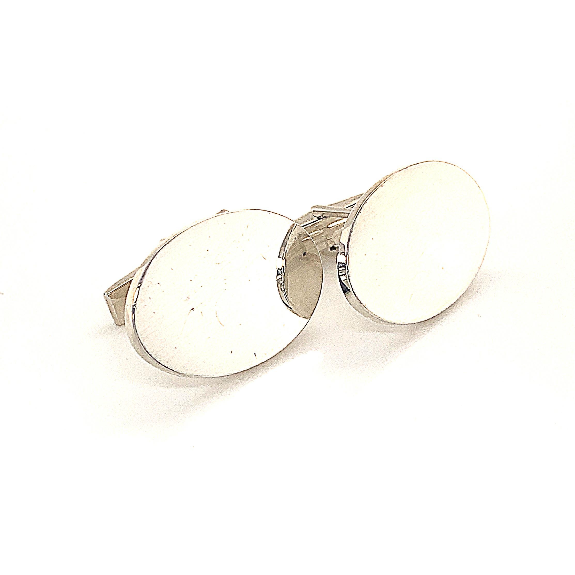 Tiffany & Co Estate Sterling Silver Cufflinks 18.4 Grams TIF113
 
These elegant Authentic Tiffany & Co Men's Cufflinks are made of sterling silver and have a weight of 18.4 grams.

TRUSTED SELLER SINCE 2002
 
PLEASE SEE OUR HUNDREDS OF POSITIVE