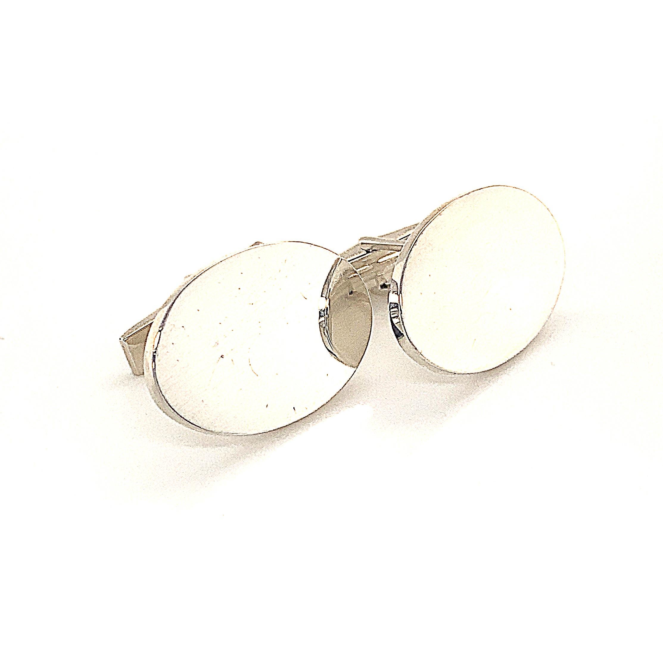 Gemelos de plata de ley Tiffany & Co Estate 18,4 gramos TIF113
 
Estos elegantes gemelos auténticos Tiffany & Co para hombre son de plata de ley y pesan 18,4 gramos.

VENDEDOR DE CONFIANZA DESDE 2002
 
¡¡POR FAVOR VEA NUESTROS CIENTOS DE COMENTARIOS
