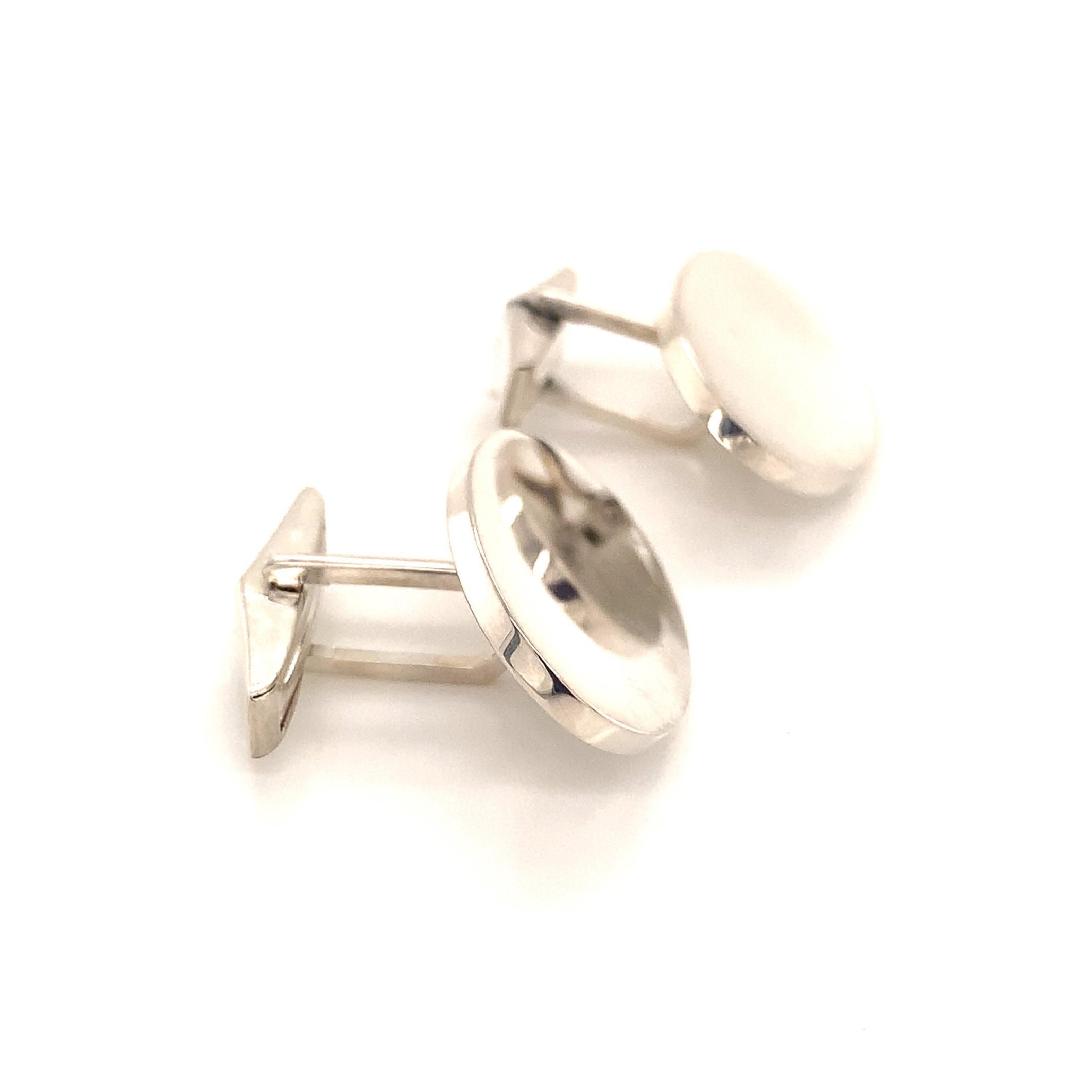 Tiffany & Co Estate Sterling Silver Extra Wide Oval Cufflinks 18 Grams TIF122
 
These elegant Authentic Tiffany & Co Men's Cufflinks are made of sterling silver and have a weight of 18 grams.

TRUSTED SELLER SINCE 2002
 
PLEASE SEE OUR HUNDREDS OF