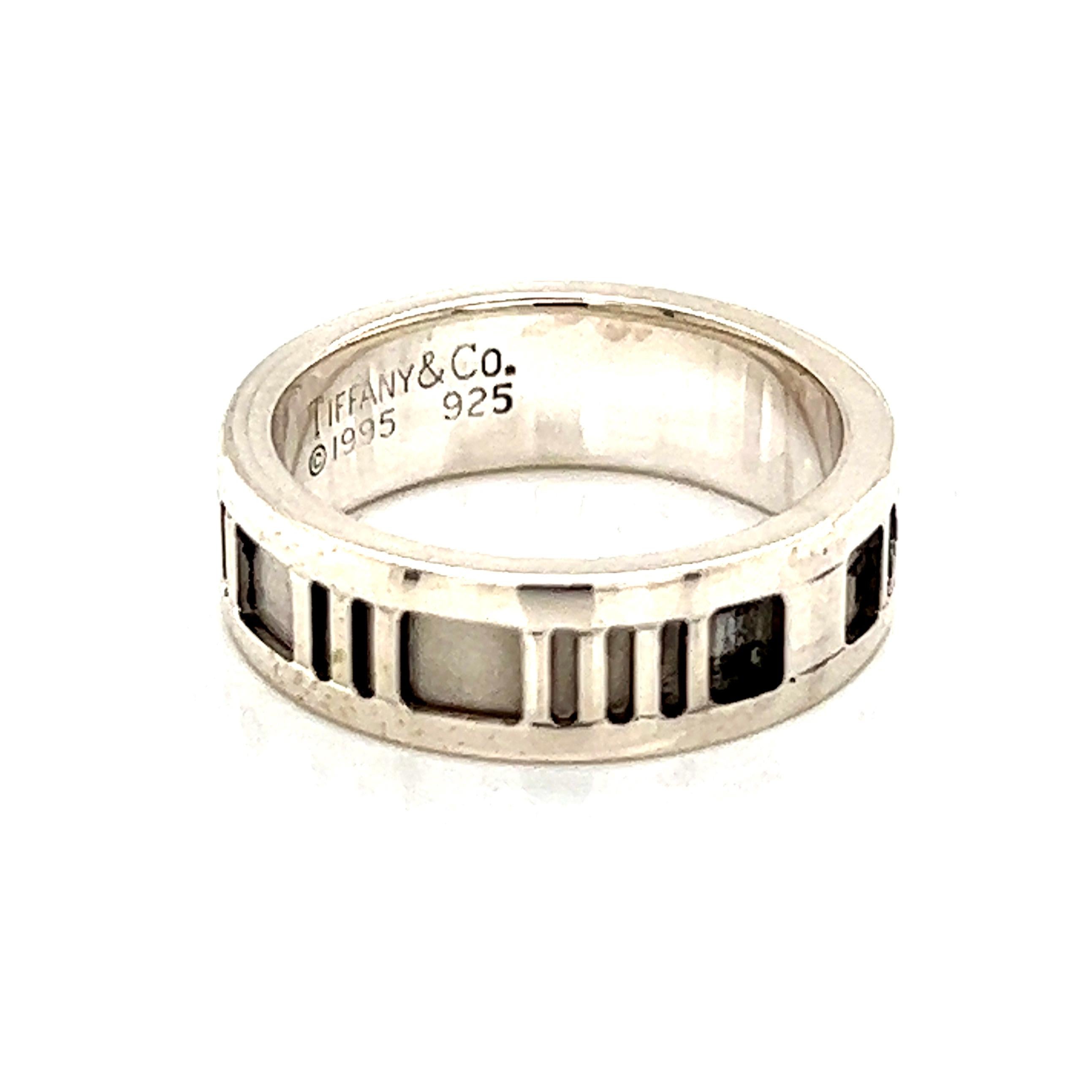 Tiffany & Co Estate Sterling Silber Ring Größe 5,25, 4,9 Gramm TIF181

Bitte sehen Sie sich das beigefügte Video zu diesem Artikel an. Auf dem Video können Sie die Bewegung des Objekts sehen und die Facetten und Details besser erkennen.
