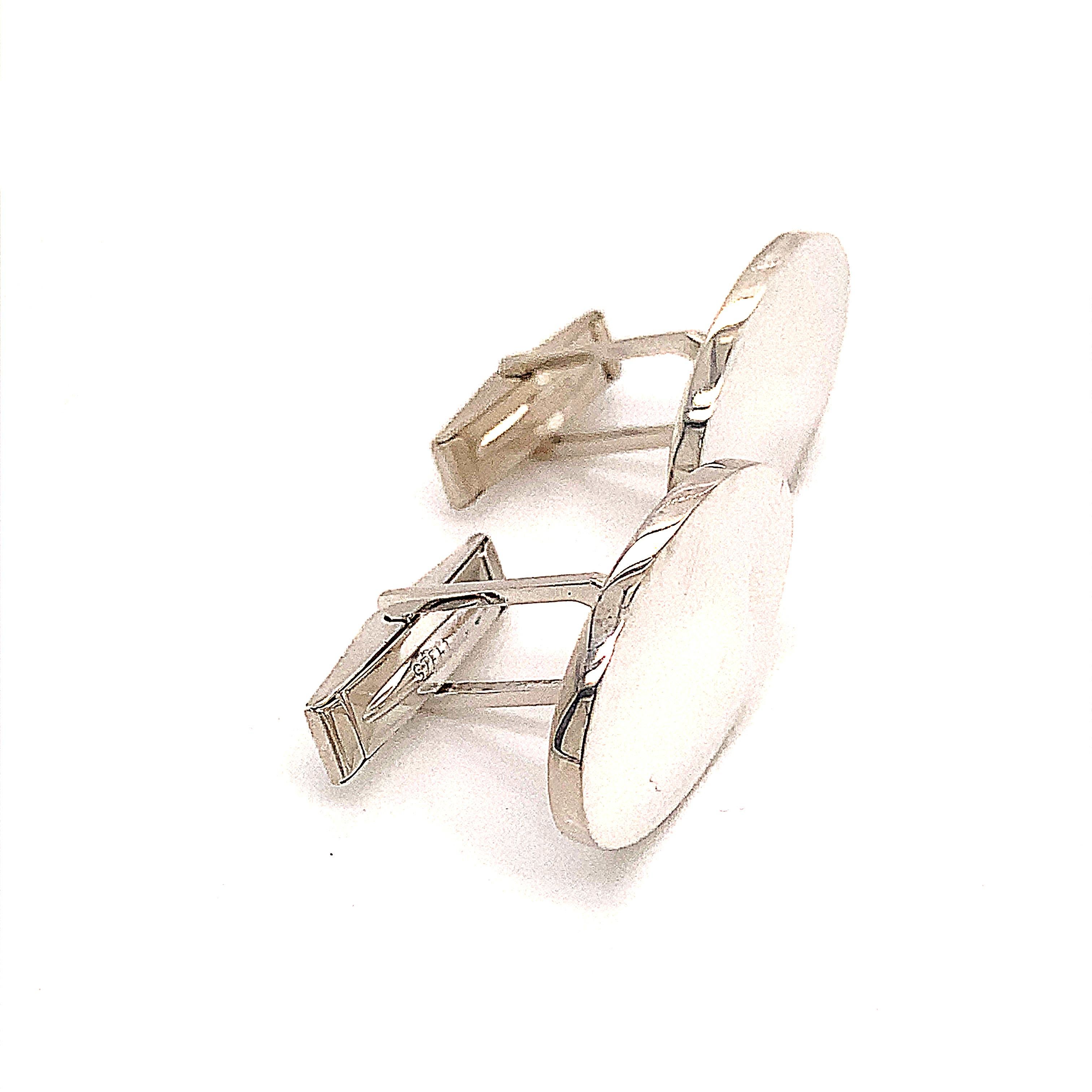 Tiffany & Co. Estate Gemelli ovali larghi in argento sterling 19 grammi TIF142
 
Questi eleganti gemelli da uomo autentici Tiffany & Co. sono realizzati in argento sterling e hanno un peso di 19 grammi.

VENDITORE DI FIDUCIA DAL 2002
 
SI PREGA DI