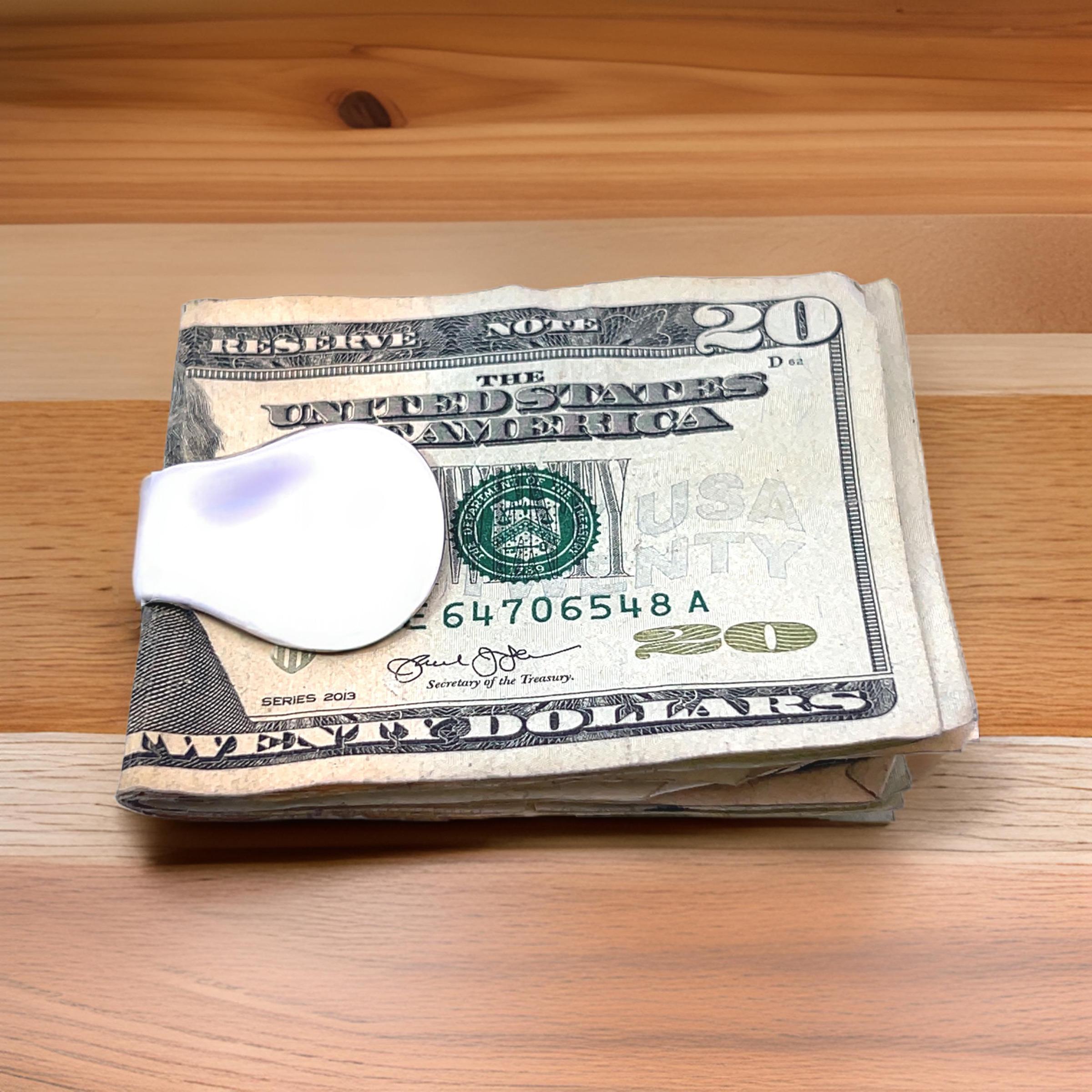 Pinza para billetes con huella del pulgar auténtica de Tiffany & Co Estate diseñada por Elsa Peretti en plata de ley 17 gramos TIF812

Esta hermosa pinza para billetes de Tiffany ha sido pulida recientemente y tiene un aspecto maravilloso.

Listo