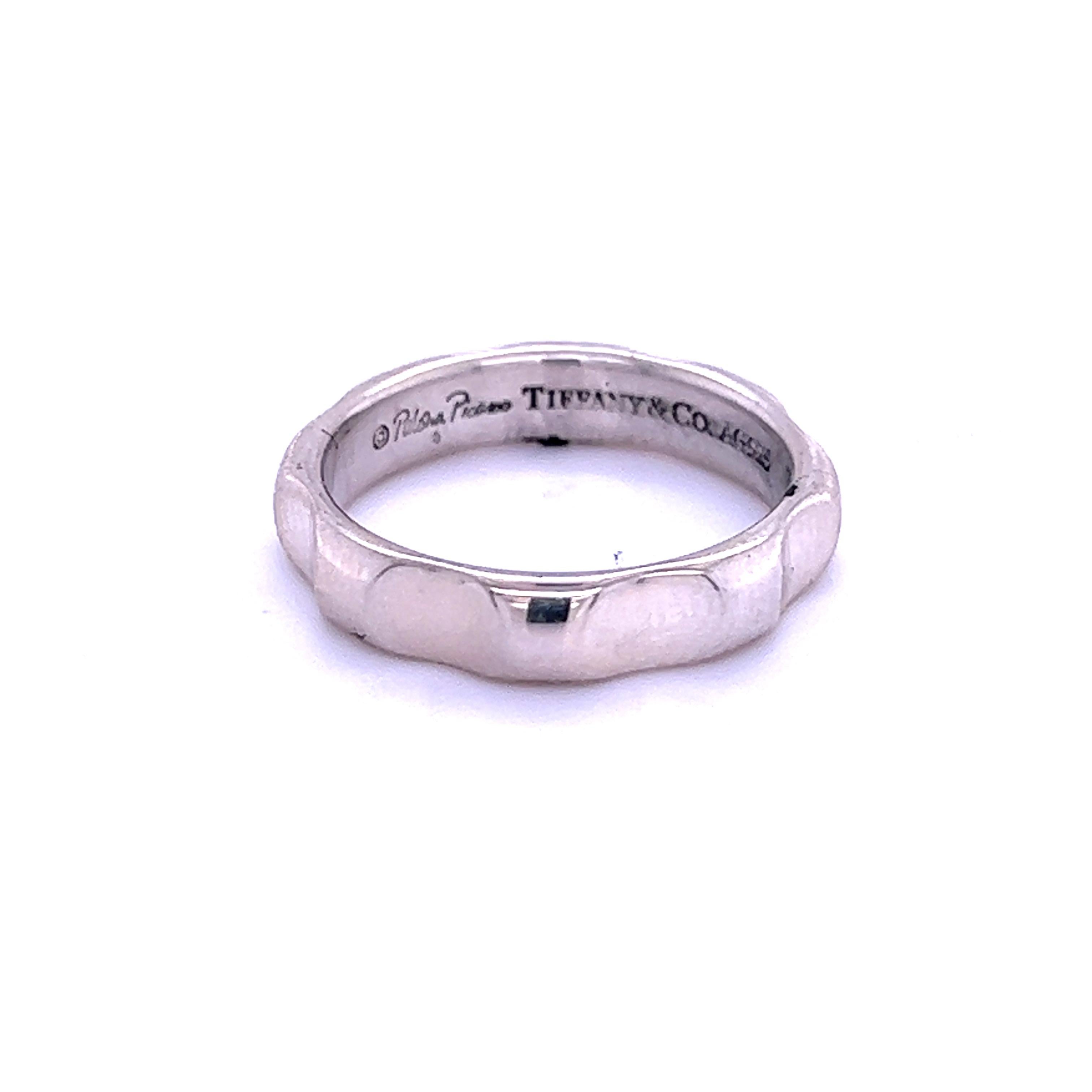 Authentic Tiffany & Co Estate Wave Band Size 6 Silver 3.85 mm TIF503

TRUSTED SELLER SINCE 2002

DETAILS
Style: Wave Band
Ring Size: 6
Height: 3.85 mm
Weight: 3.32 Grams
Metal: Sterling Silver

We try to present our estate items as best as possible