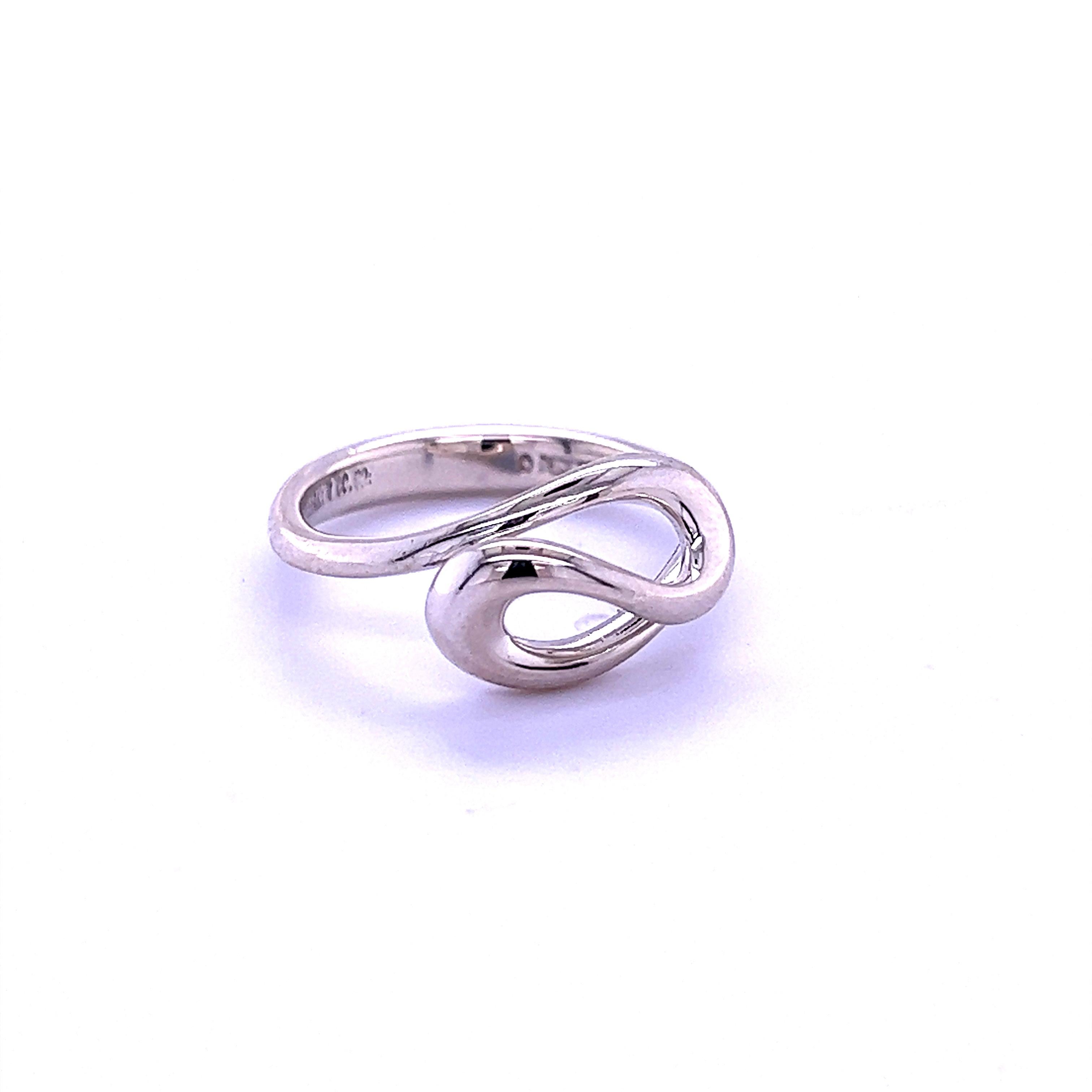 Tiffany & Co Estate Wave Ring Size 5.5 Silver By Elsa Peretti In Good Condition For Sale In Brooklyn, NY