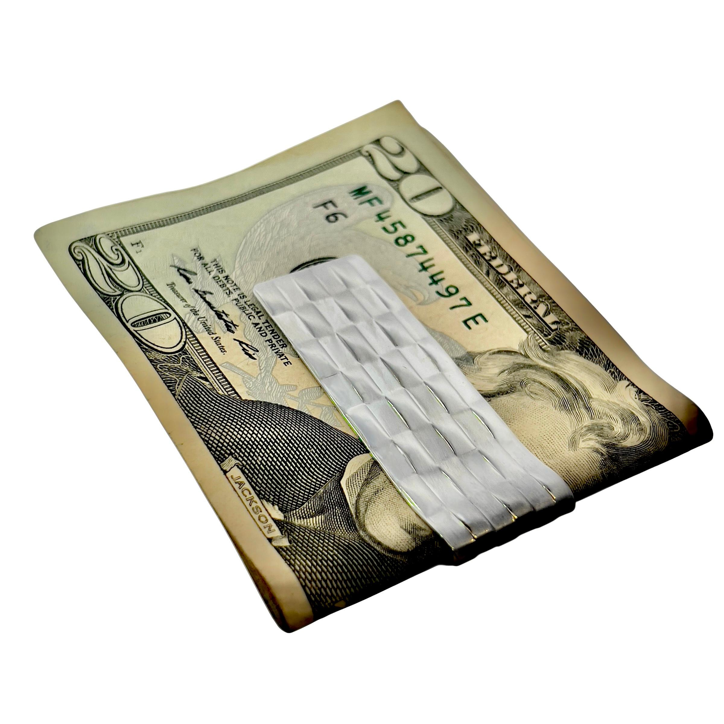 Auténtico Tiffany & Co Estate Weave Pinza para billetes Plata de ley 16,6 gramos TIF787

Este Elegante Raro Auténtico Tiffany & Co. La Pinza para billetes de hombre es un sofisticado accesorio de doble uso, que combina un estilo atemporal con