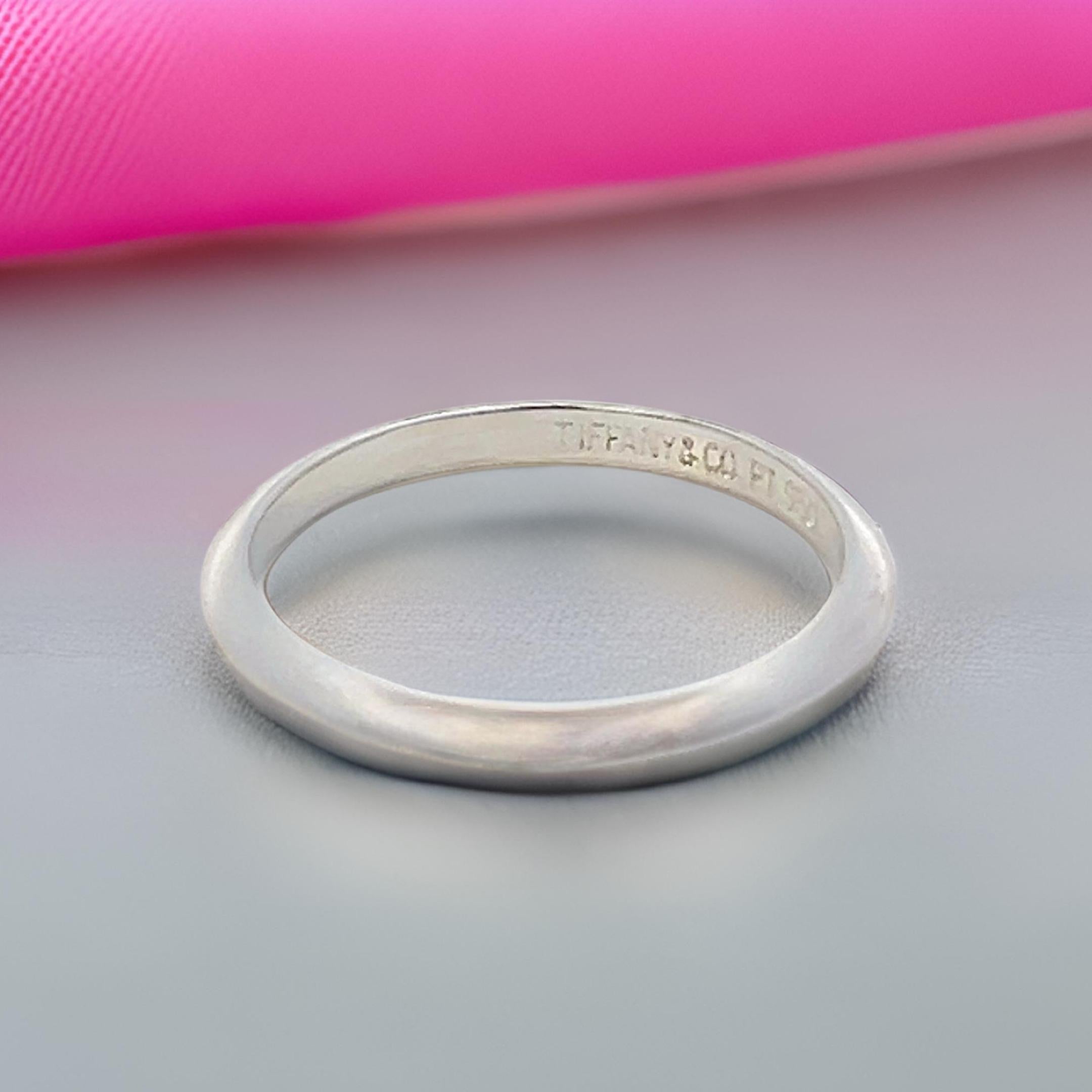 Authentische Tiffany & Co Estate Hochzeit Band 2 mm dick Platin TIF744

VERTRAUENSWÜRDIGER VERKÄUFER SEIT 2002

DETAILS
Stil: Ehering Ring
Höhe: 2 mm Dicke
Gewicht: 2,1 Gramm
Metall: Platin

Die Tiffany & Co. Der Ring aus Platin ist ein raffiniertes