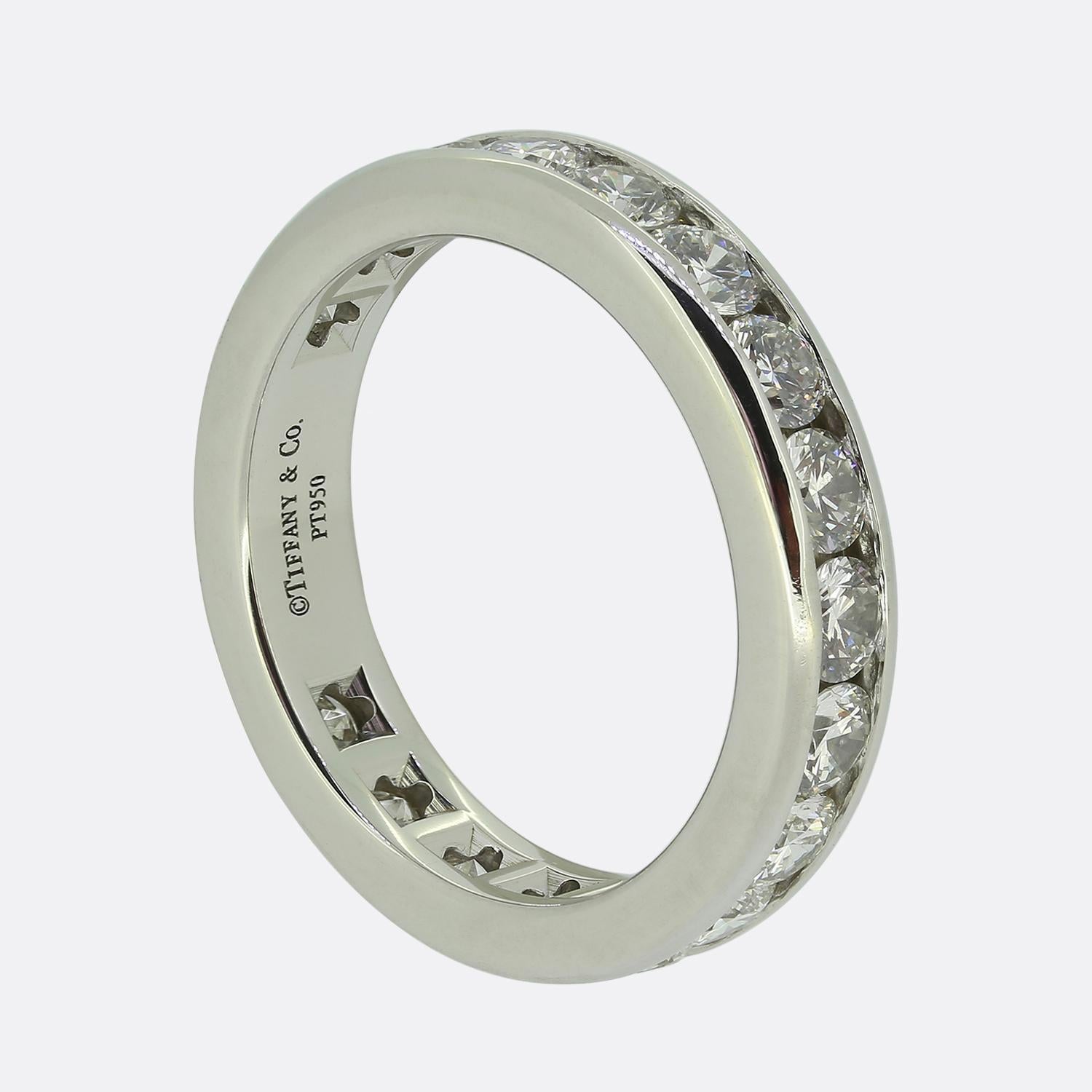 Nous avons ici une bague d'éternité en platine de Tiffany & Co. Cette pièce classique a été expertement sertie d'un cercle complet de 20 diamants ronds de taille brillant en serti clos. Il est aussi beau porté seul qu'associé à une bague de