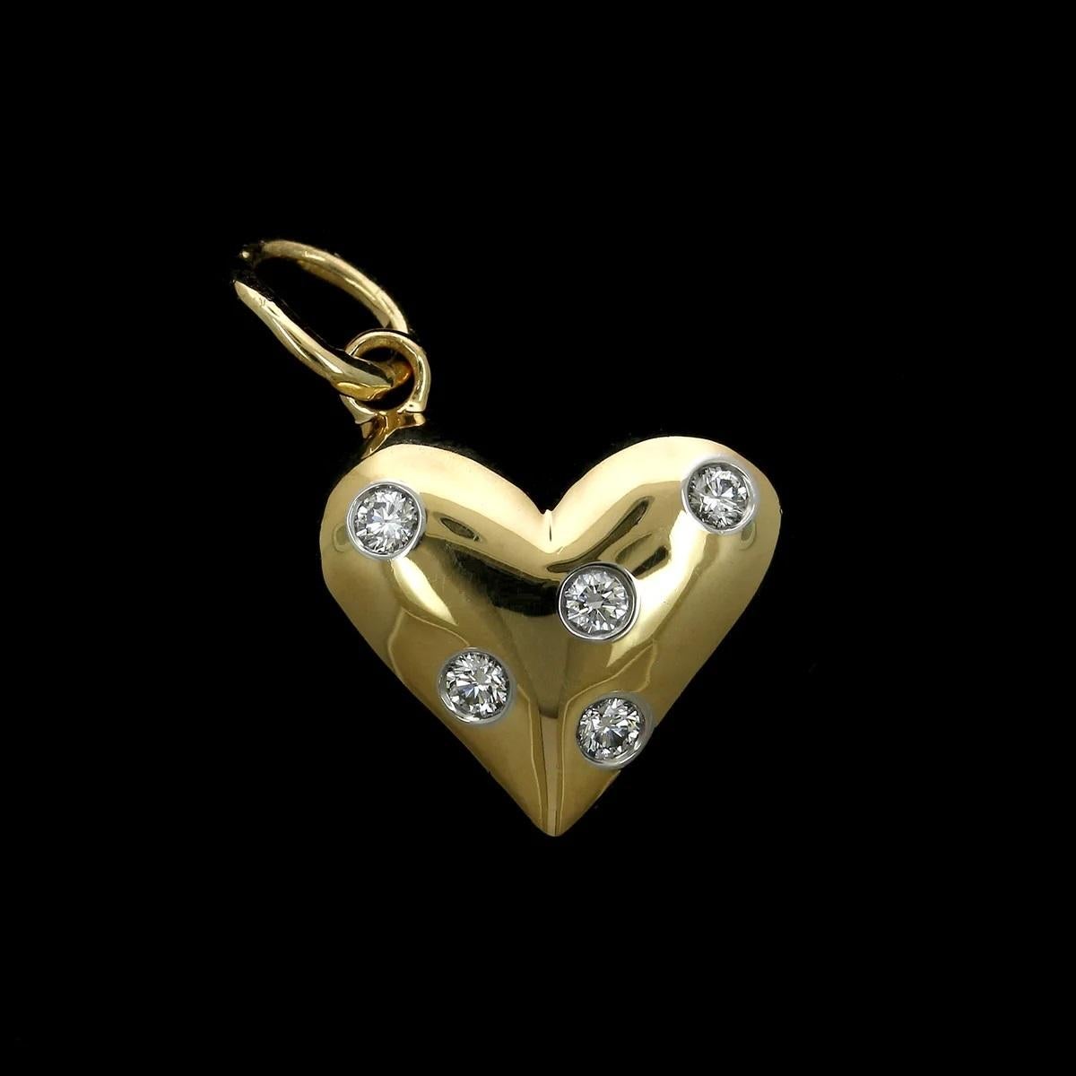TIFFANY & Co. Etoile 18K Gold 5 Diamanten Herz Charme

Metall: 18K Gelbgold
Gewicht: 5.70 Gramm
Maße: 15 mm breit
Diamant: 5 runde Brillanten, Gesamtgewicht 0,15 Karat 
Punze: ©TIFFANY&CO. 750 PT950
Zustand: Wie neu

Garantierte Echtheit