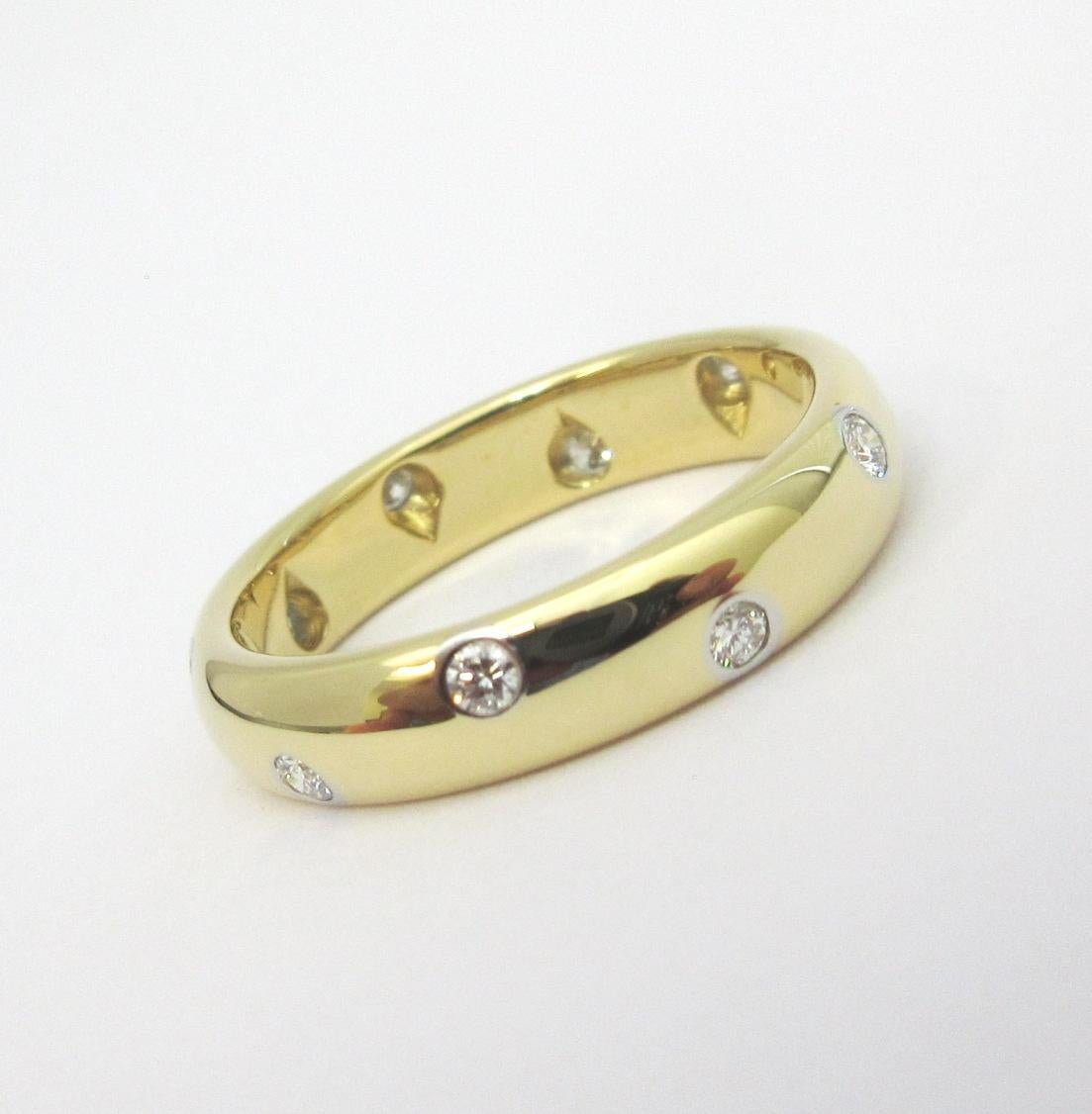 TIFFANY & Co. Anello a fascia con diamante Etoile 4mm in oro 18K 6,5

Metallo: oro 18 carati
Dimensione: 6.5 
Larghezza della banda: 4 mm
Diamante: 10 diamanti tondi taglio brillante, peso totale .22 carati
Marchio di garanzia: TIFFANY&CO. 750 PT950