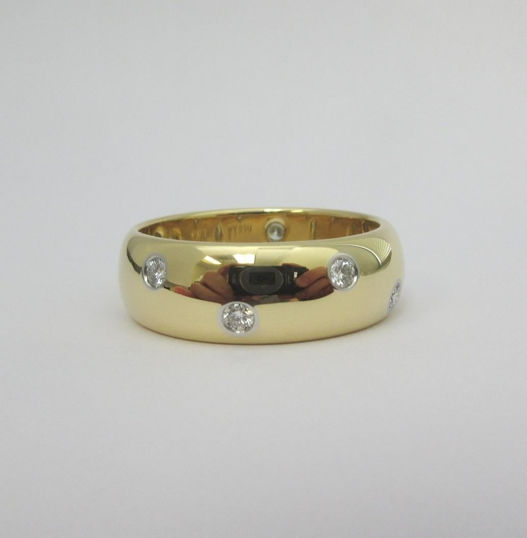 TIFFANY & Co. Anello Etoile in oro 18 carati con diamante da 8 mm 11

Metallo: oro 18 carati
Dimensione: 11
Peso: 14,20 grammi 
Larghezza della banda: 8 mm, versione più larga
Diamante: 10 diamanti tondi brillanti, peso totale .44 carati
Marchio di