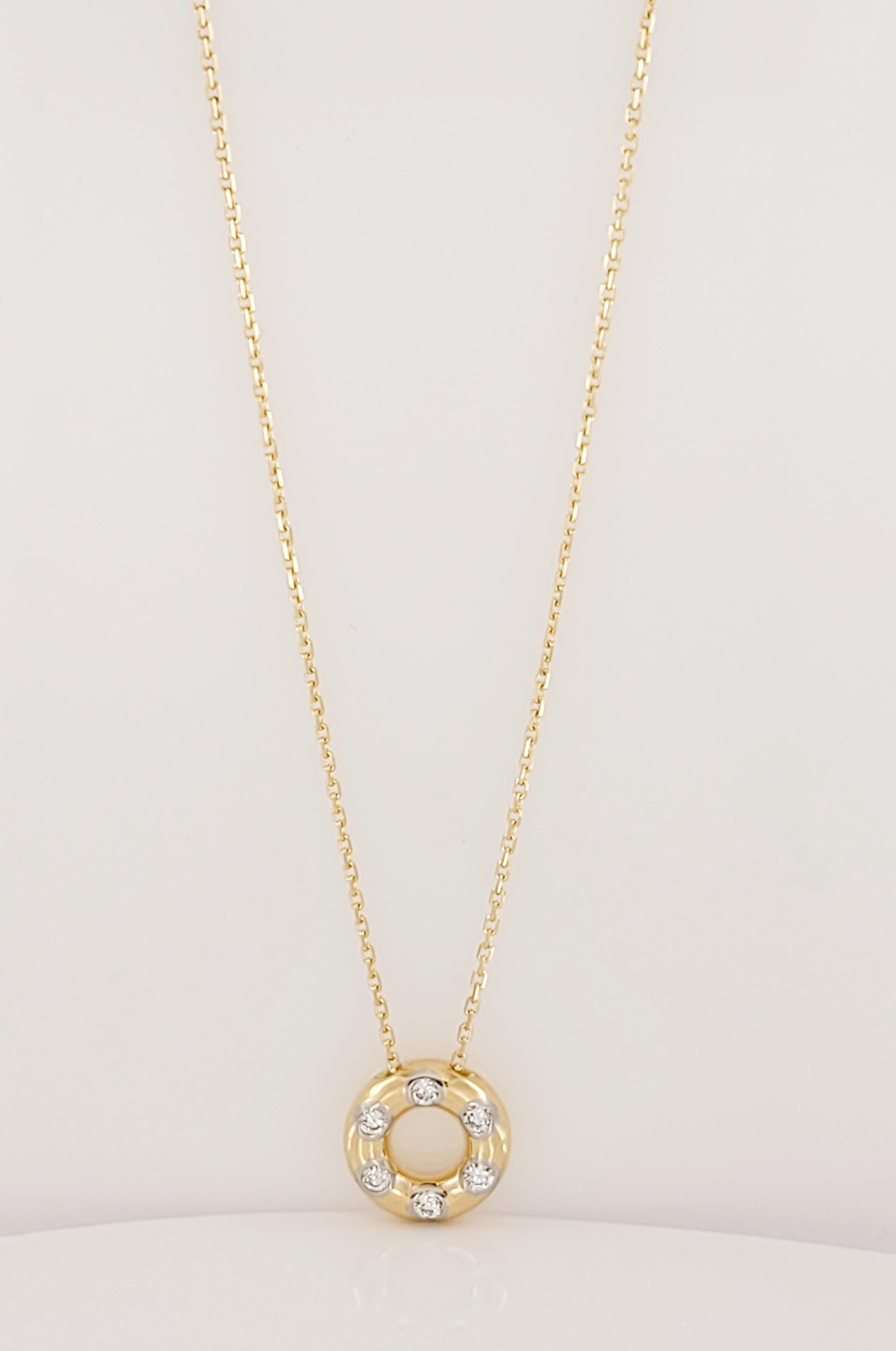 Tiffany &Co Etoile Anhänger Halskette
Metall 18K Gelbgold 
Gewicht 6.4gr 
Kette 16'' lang
Anhänger:12,3mm Durchmesser
Diamant 6 runde Brillanten, Gesamtgewicht 0,18 Karat
Diamant Reinheit VS. Farbe Grad E-F 
Punzierung: 