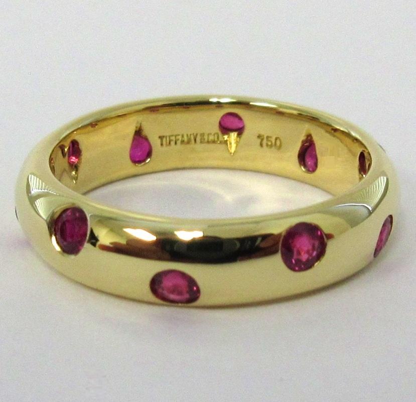 TIFFANY & Co. Etoile 18K Gold Ruby Band Ring 4.5 In Excellent Condition For Sale In Los Angeles, CA
