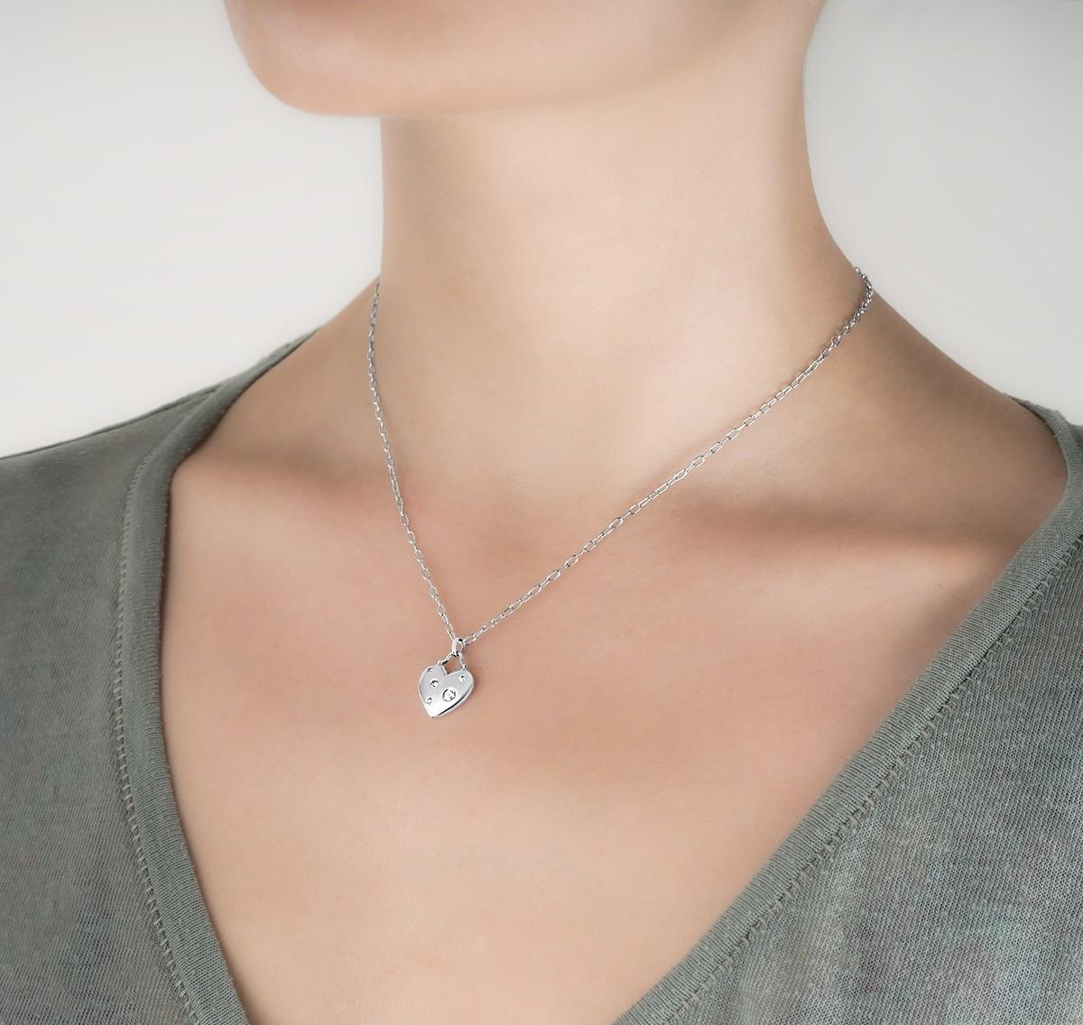 TIFFANY & Co. Etoile Collier pendentif coeur en or blanc 18K à 5 diamants en vente 3