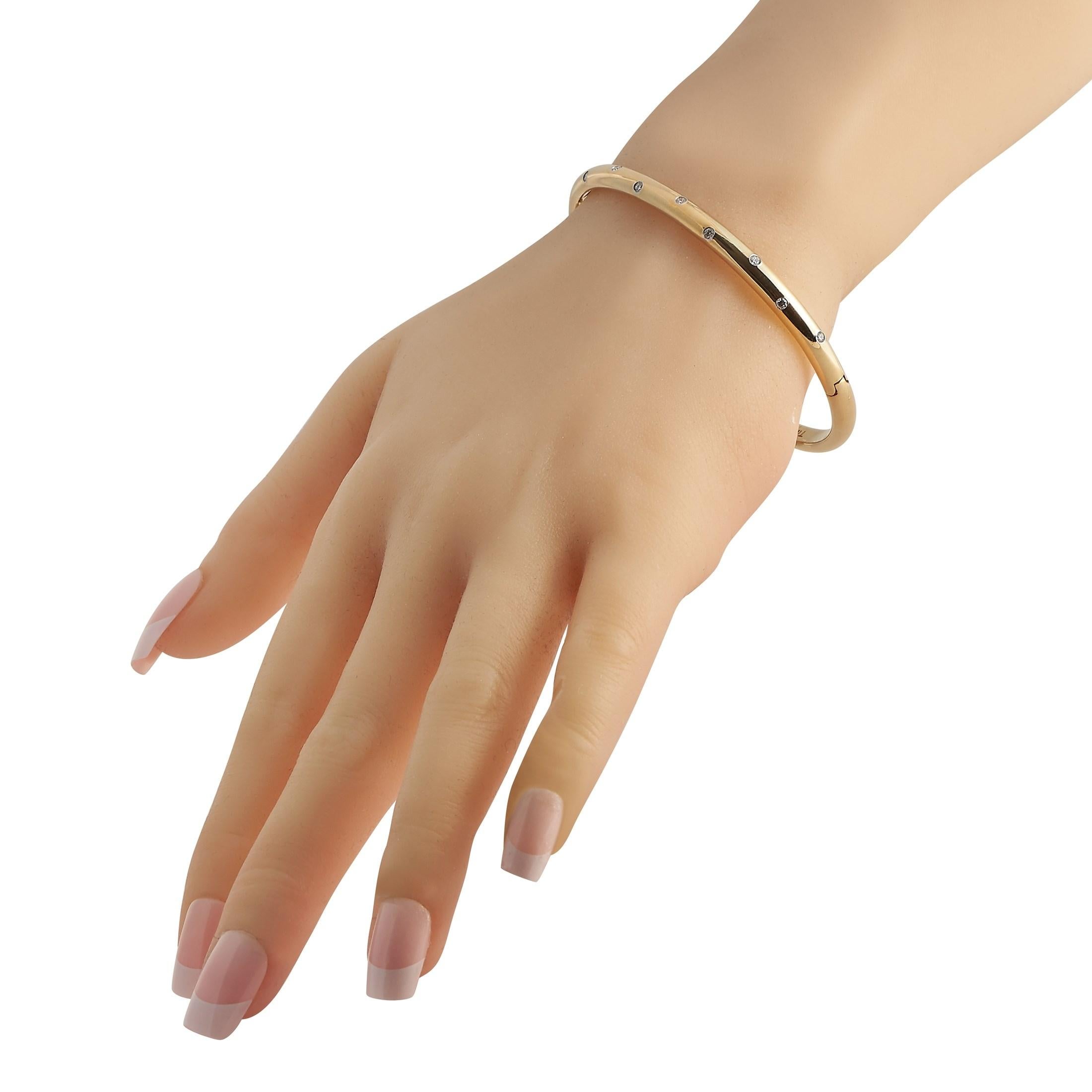 This minimalist bangle bracelet from Tiffany & Co. offers maximum versatility. The Etoile Bangle Bracelet has a simple and modern silhouette with its slender rigid bracelet in 18K yellow gold. The smooth and polished bracelet surface comes