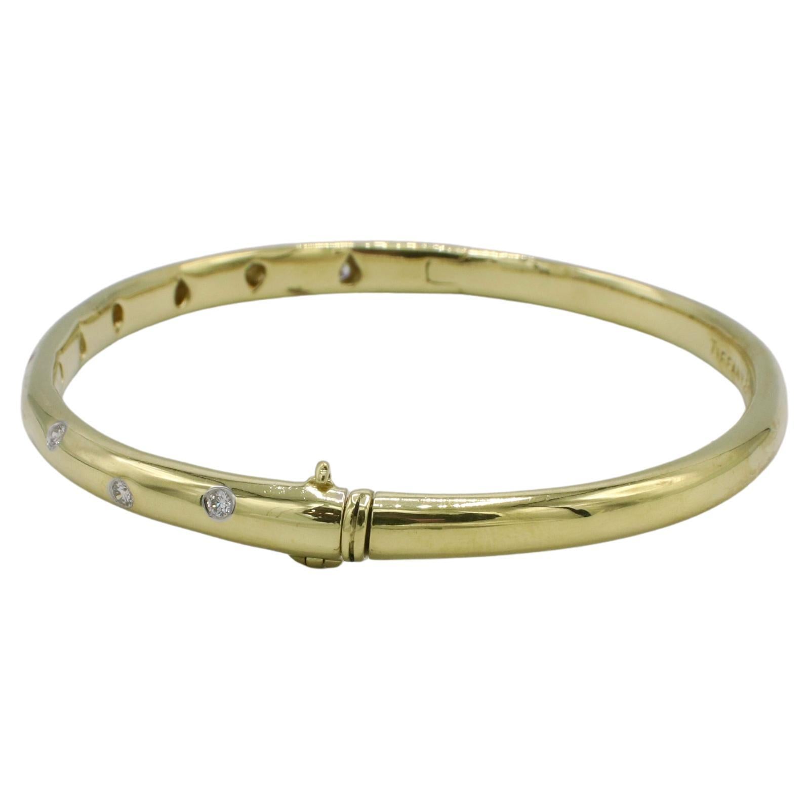 Tiffany & Co. Armreif aus 18 Karat Gelbgold und Platin mit natürlichen Diamanten von Etoile 
Metall: 18k Gelbgold und Platin
Gewicht: 27,12 Gramm
Diamanten: Ca. 0,30 CTW D-F VVS runde natürliche Diamanten
Größe: Passt bis zu einem