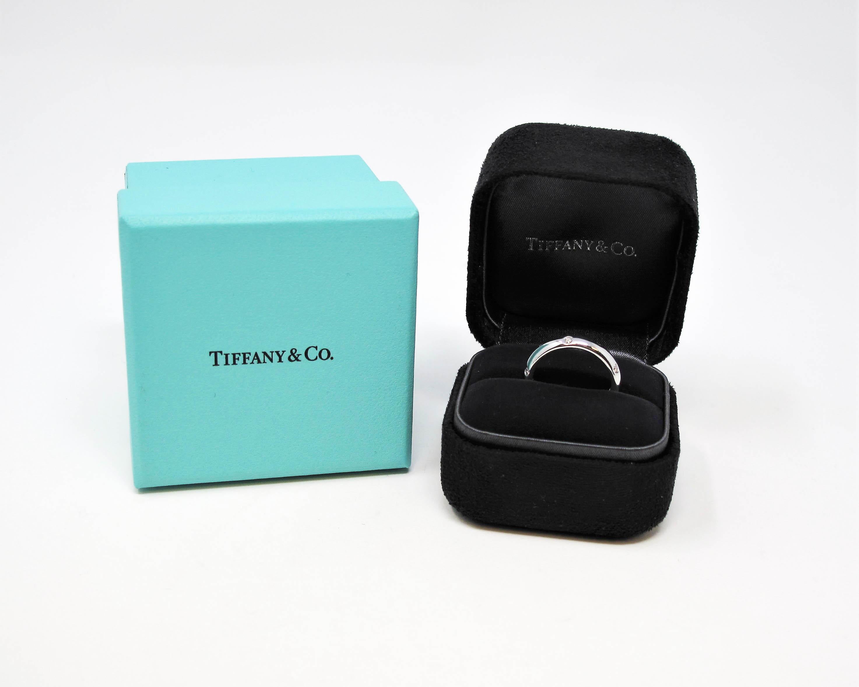 Dieser unglaubliche Etoile-Diamantring von Tiffany & Co. ist ein absoluter Glanzpunkt an Ihrem Finger. Die  die eisweißen, gepflasterten Diamanten sind perfekt platziert, um das Funkeln zu maximieren, während das schlichte und doch atemberaubend