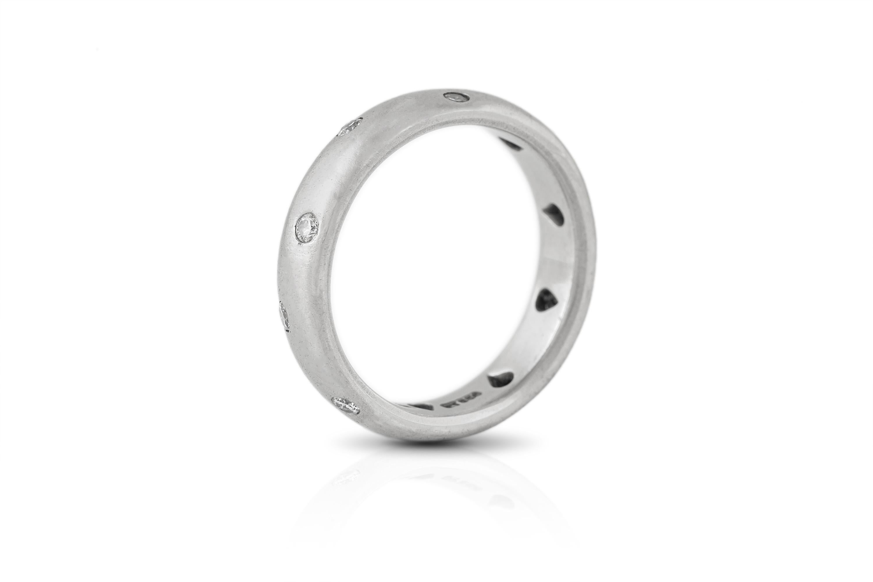 Finemente realizzato in platino con diamanti rotondi taglio Brilliante per un peso totale di circa 0.25 carati. 
Firmato Tiffany & Co. dalla collezione Etoile.
Taglia 6 1/2
4mm