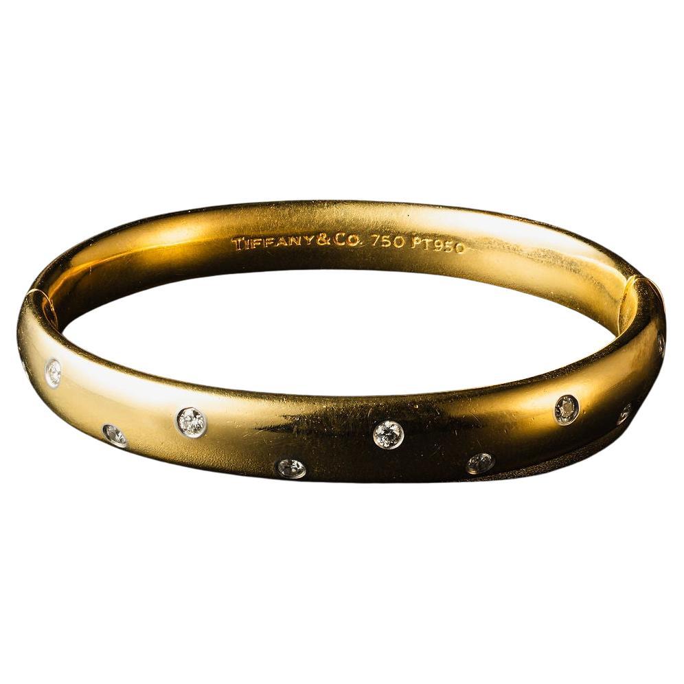 MATERIAL : Or jaune 18k (estampillé 750 & PT950)
Pierre précieuse : Diamant 0.40cttw
Poids : 40.4 grammes
Taille : 6 3/8 pouces
Designer : Tiffany & Co.
Collectional : Etoile

Bracelet classique de Tiffany & Co. rehaussé de 10 diamants. Ce bracelet