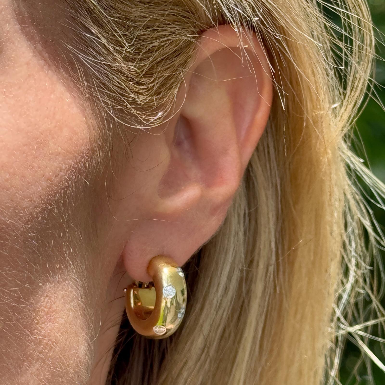 Tiffany & Co Etoile Diamond 18 Karat Yellow Gold Hoop Leverback Earrings Corte brillante en venta