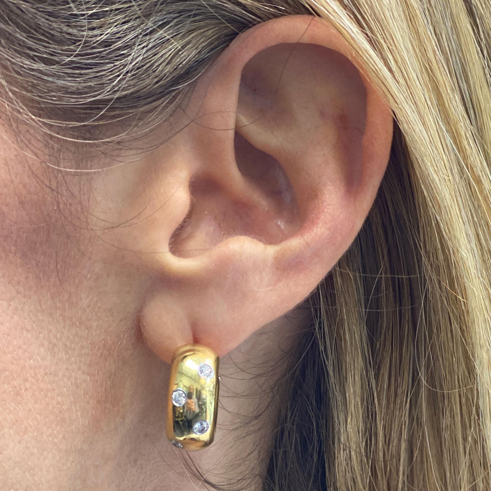 Modern Tiffany & Co. Etoile Diamond 18 Karat Yellow Gold Huggie Hoop Earrings