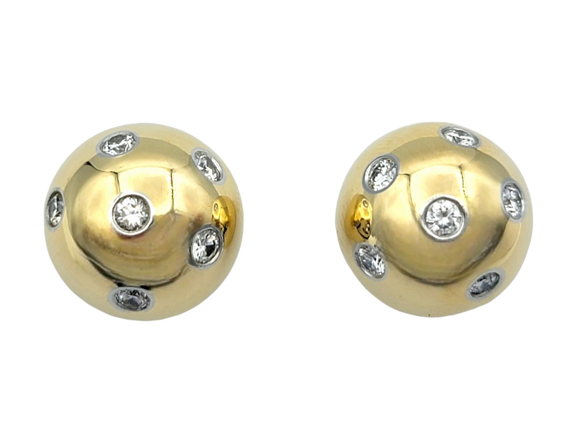 Entrez dans le monde de l'élégance intemporelle avec ces magnifiques bijoux Tiffany & Co. Les boucles d'oreilles Etoile, véritable témoignage du luxe et de l'artisanat. Chaque boucle d'oreille, en forme de boule captivante, est fabriquée en or jaune