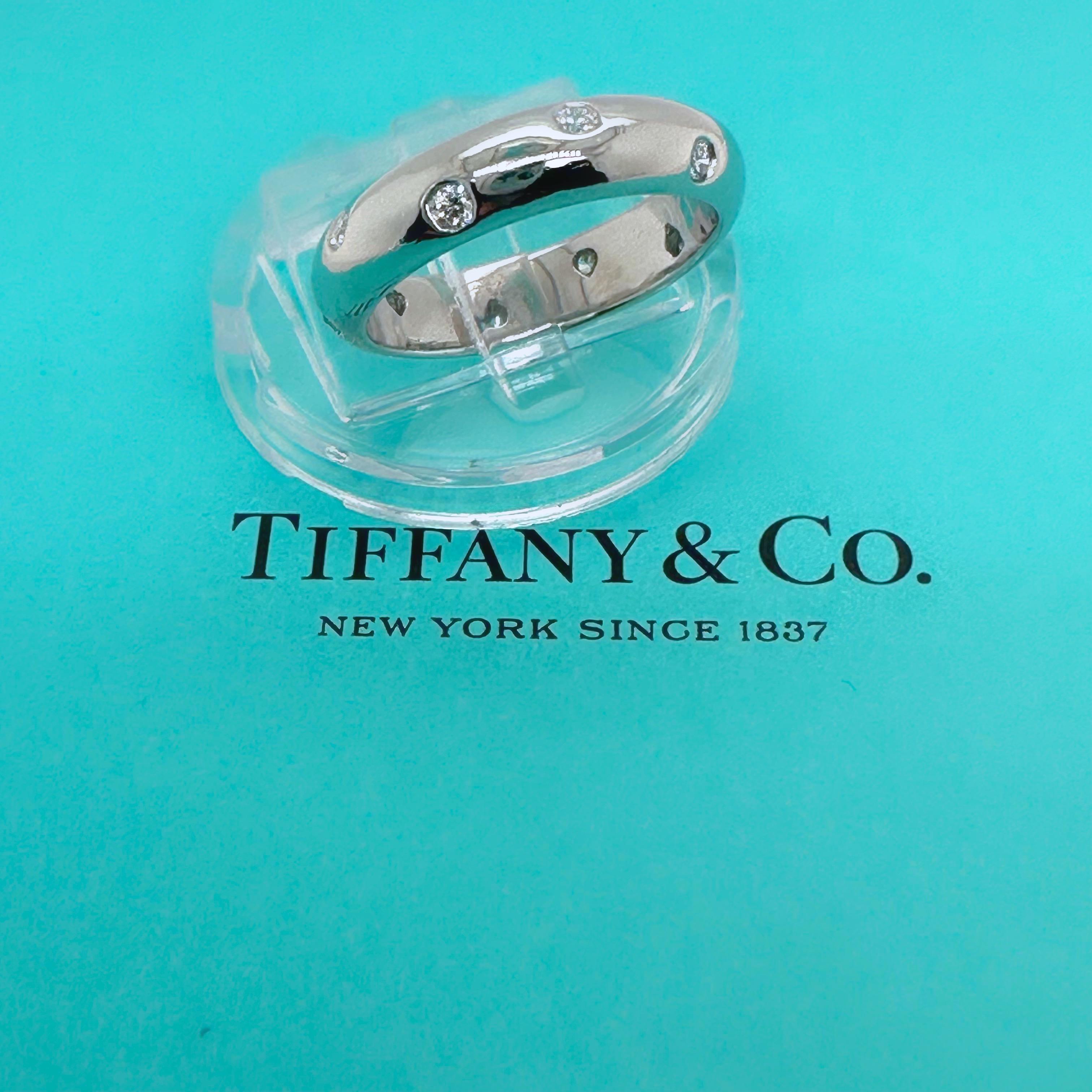 Tiffany & Co. Bague à diamant ETOILE 
Le style :  Bande
Numéro de référence :  60004786
Métal :  Platine PT950
Taille :  6.0
Mesures :  4.6 mm
TCW :  0,22 tcw
Le diamant principal :  10 diamants ronds Brilliante
Hallmark :  ©TIFFANY&CO.
