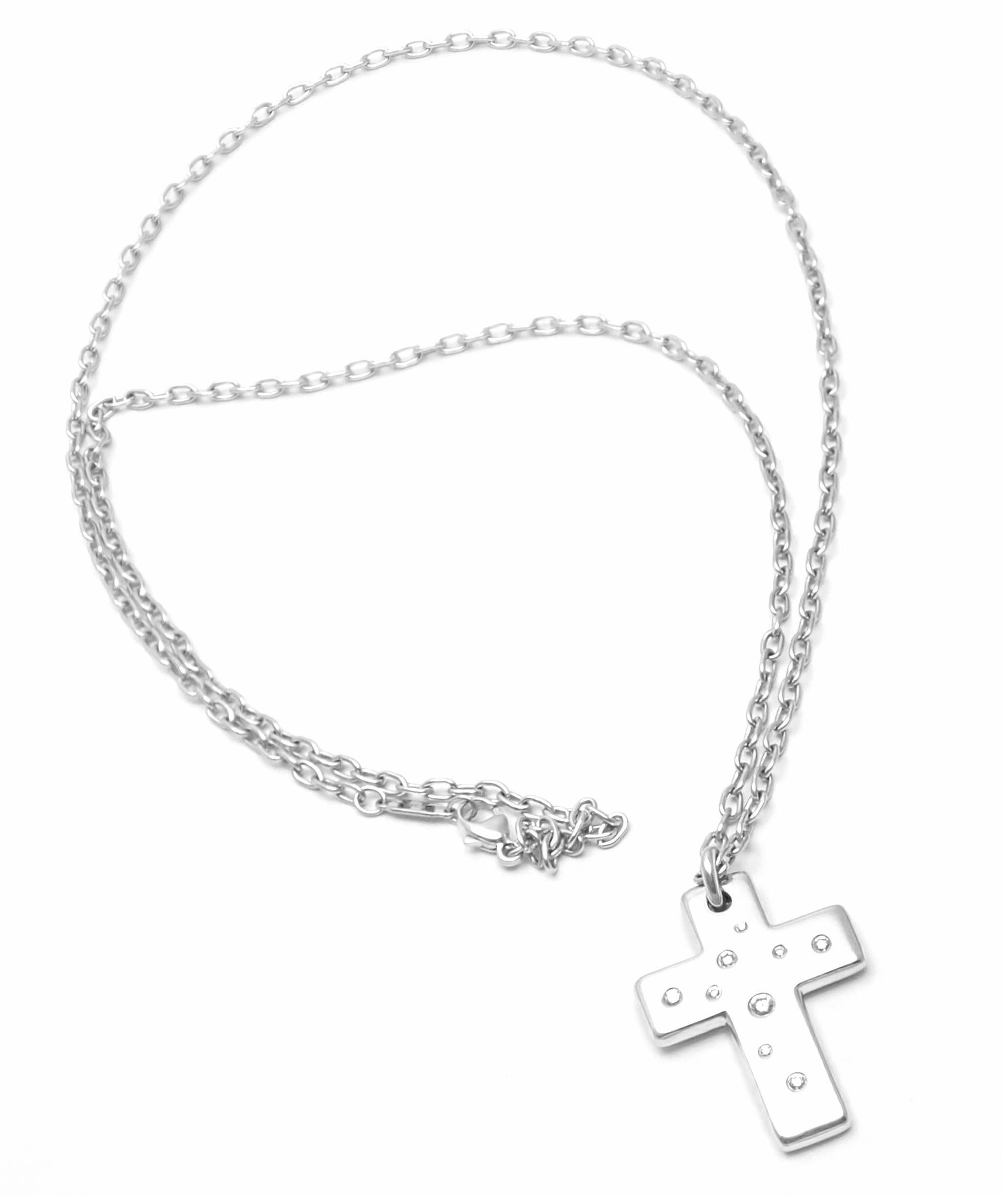 18k White Gold Diamond Etoile Cross Pendant Necklace by Tiffany & Co.
With 9 Round brilliant cut diamonds VS1 clarity, G color total weight approx. .20ct
Details:
Measurements: Length Chain 24