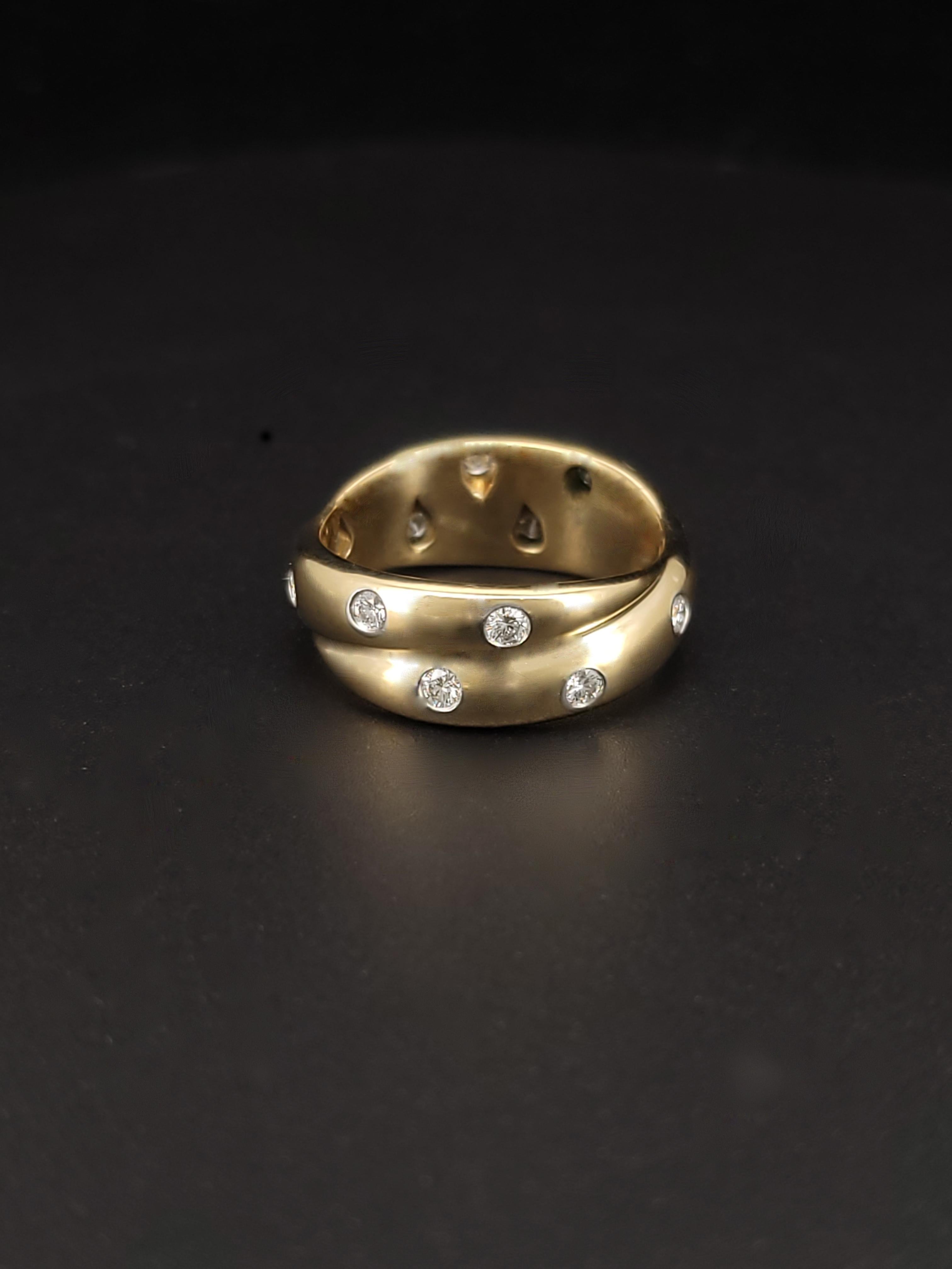 Questo elegante anello è caratterizzato da una fascia in oro giallo 18 carati ritorta e impreziosita da diamanti rotondi a taglio brillante per uno splendore raffinato e senza tempo. 
Il design morbido e fluido crea una silhouette moderna e classica