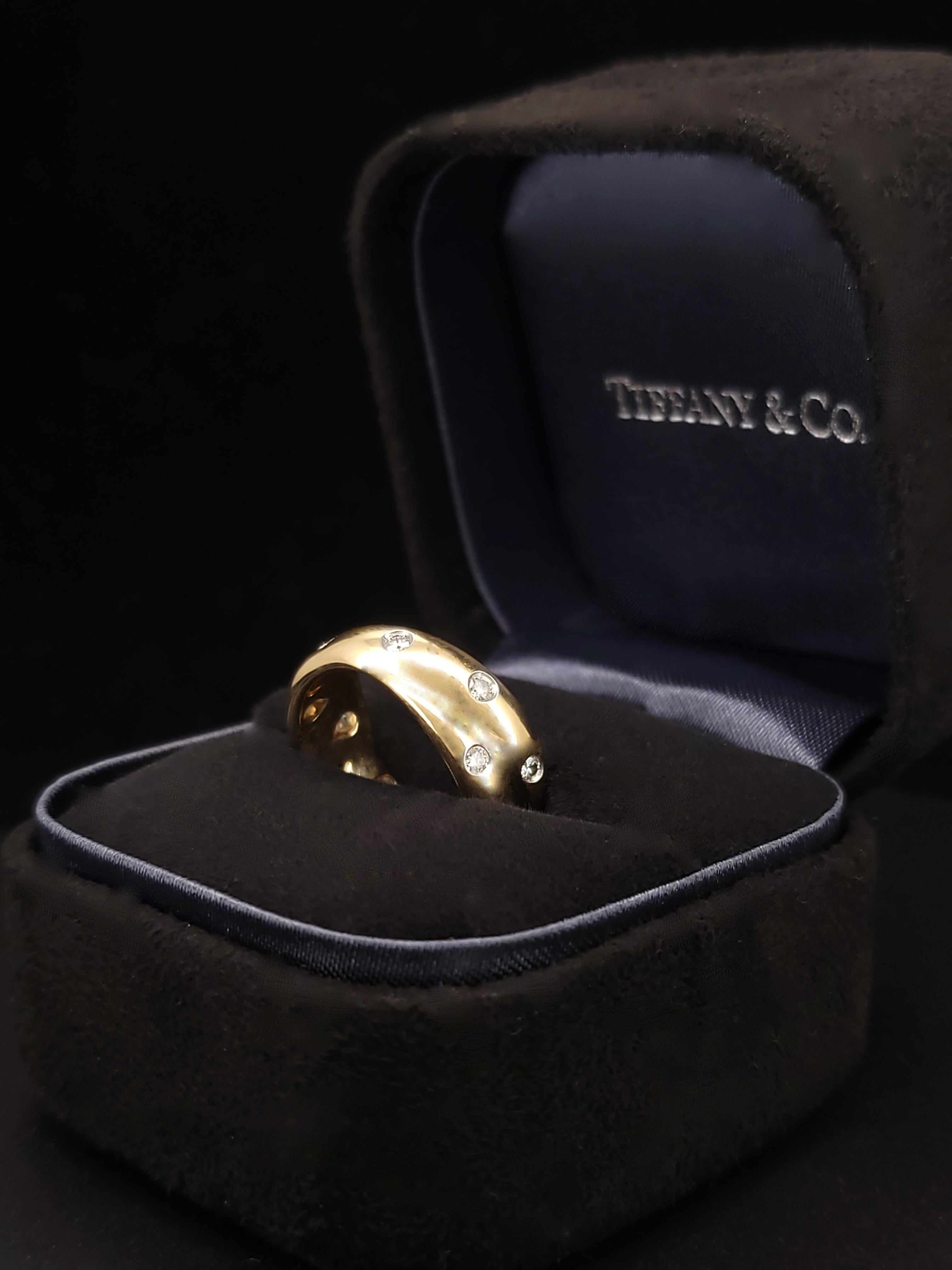 Taglio rotondo Tiffany & Co. Fascia incrociata con diamanti Etoile in oro giallo 18 carati in vendita