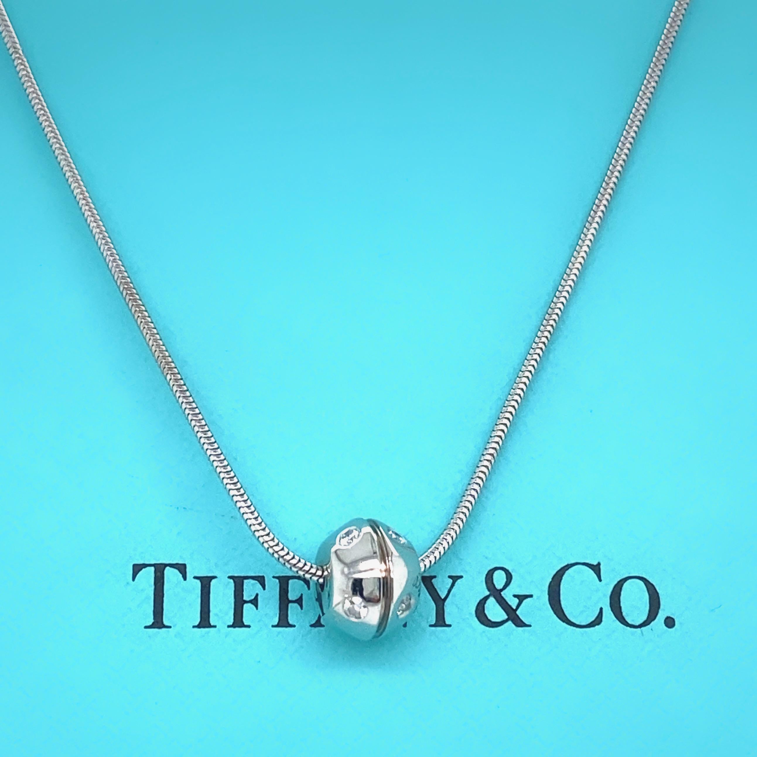 Tiffany & Co ETOILE - Collier avec pendentif boule en diamant rotatif
Le style :  Diapositive
Métal :  Or blanc 18kt
Taille :  Petit
Longueur :  16.5' pouces
TCW :  0,12 tcw
Le diamant principal :  8 diamants ronds Brilliante 
Couleur et clarté : 