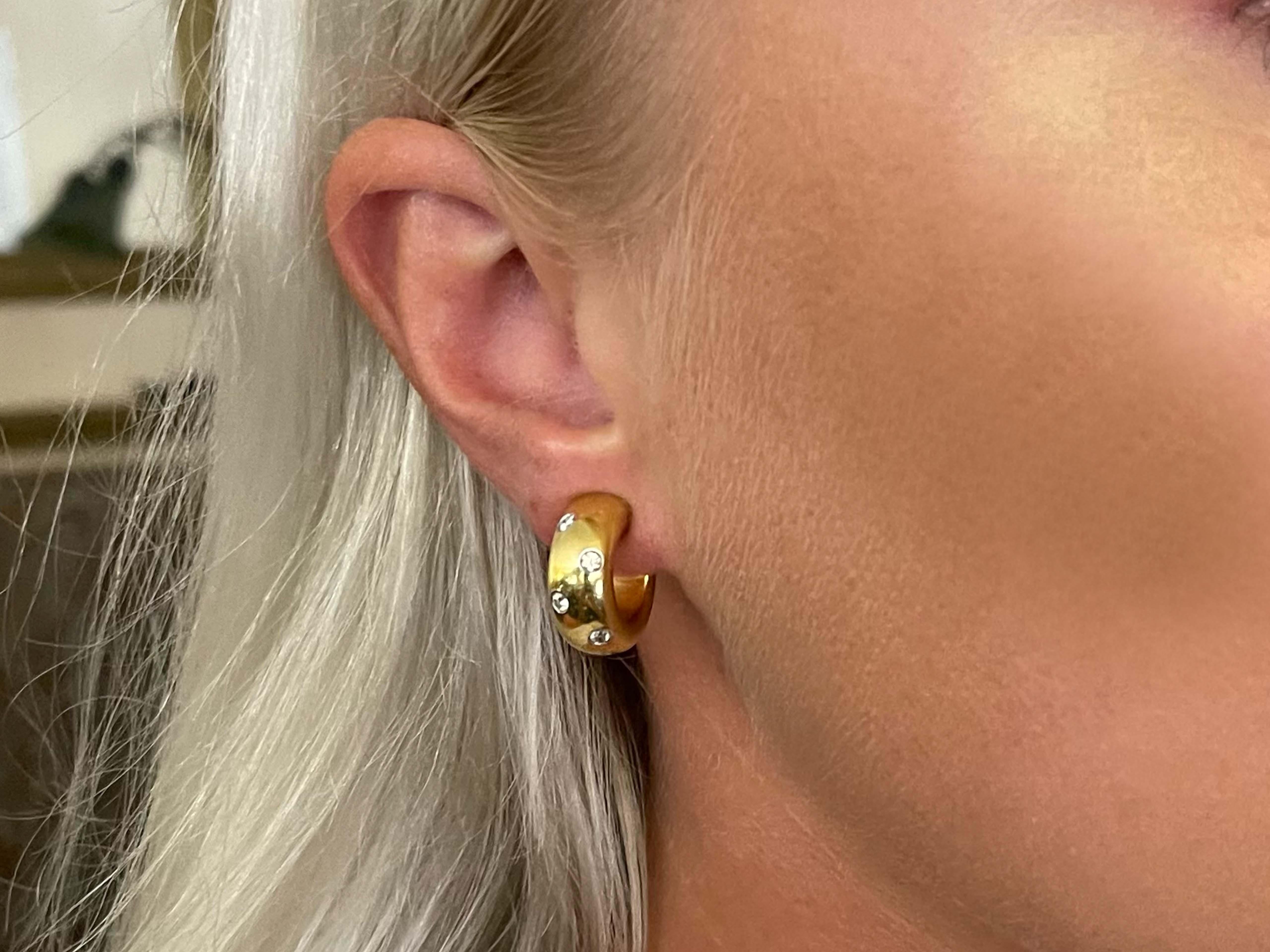 Tiffany & Co. Etoile Diamond Wide Hoop Earrings aus 18k Gelbgold. Klassisch und elegant sind diese hochglanzpolierten Ohrringe mit je 4 runden Brillanten in Platin eingefasst. Die Diamanten haben eine Farbe von D-G und eine Reinheit von VS1 und