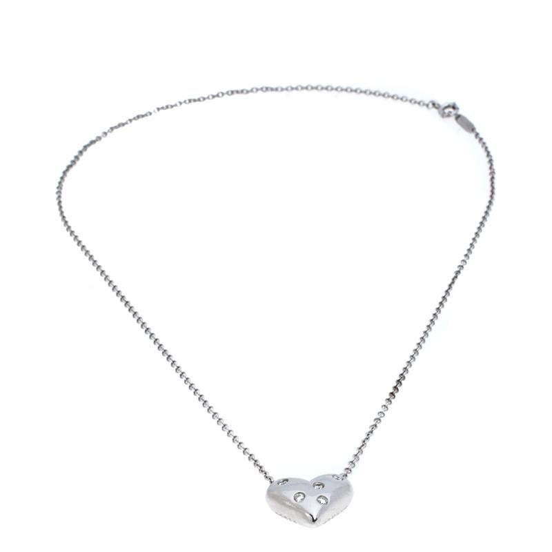 This lovely necklace by Tiffany & Co. will make a timeless addition to your collection. Crafted from precious platinum, this gorgeous creation has a chain that holds an Etoile Heart pendant. The pendant is adorned with five shimmery diamonds. It is