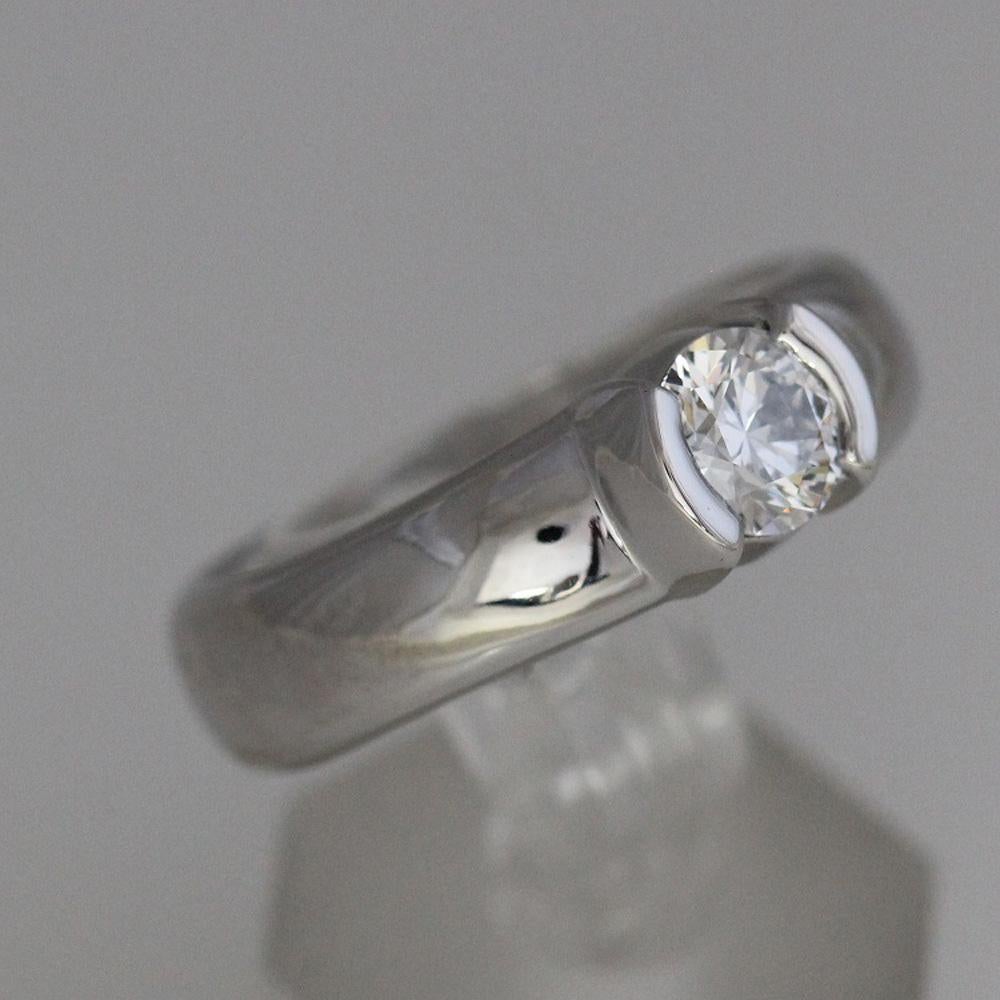 Valeur de remplacement au détail : Environ 15 000,00 $ + taxes

Tiffany & Co.  Bague de fiançailles Plat 0,81 ct Diamant rond F VVS2 

Le diamant porte également une inscription au laser avec le numéro de série de Tiffany & Co. Cette opération n'est