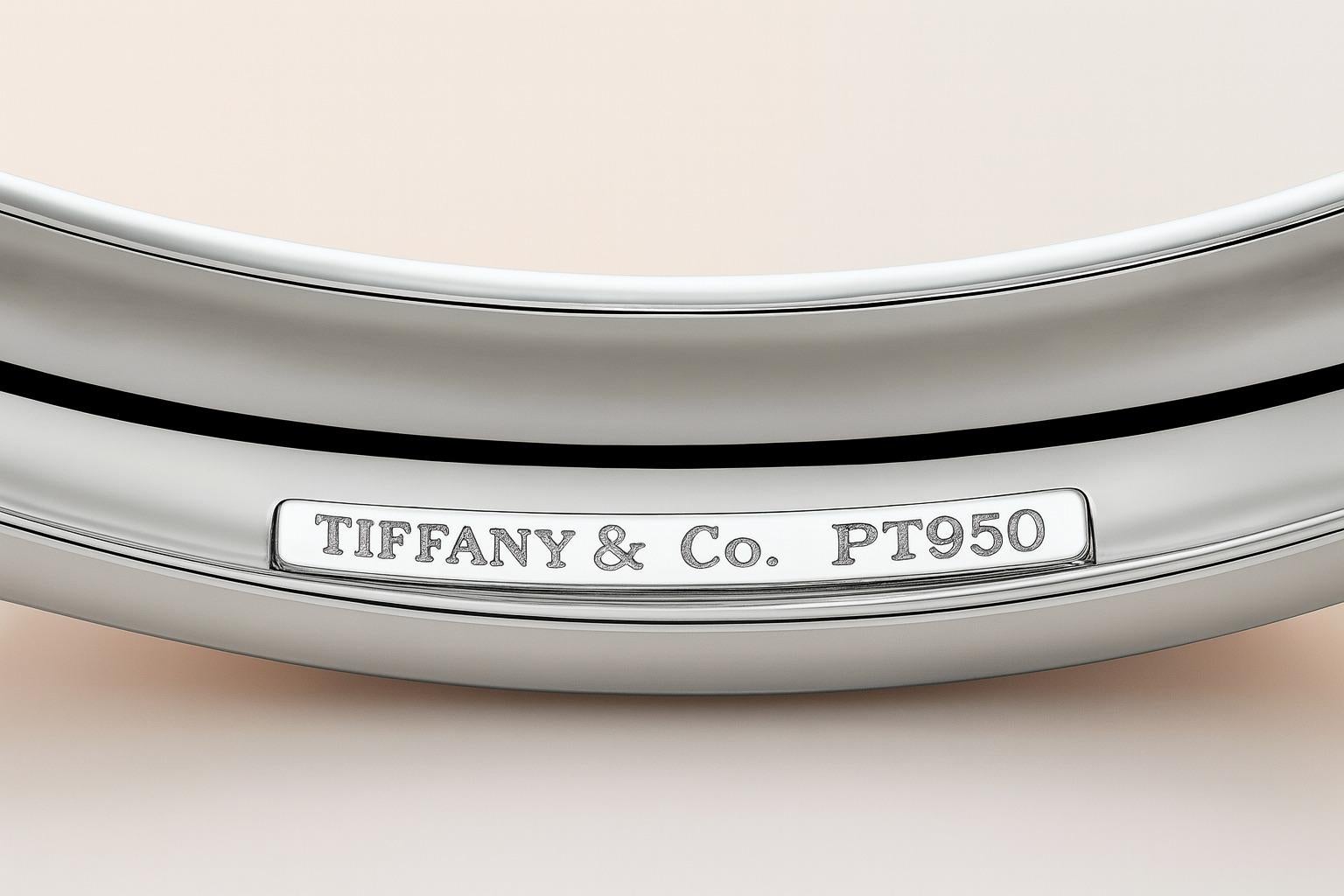 Tiffany & Co. Pulsera brazalete de 3 filas de diamantes en platino Etoile

Una rara pieza vintage de la emblemática colección Etoile, de alrededor de los años 80, descatalogada hace tiempo y muy coleccionable.

Realizado en platino, peso 25
