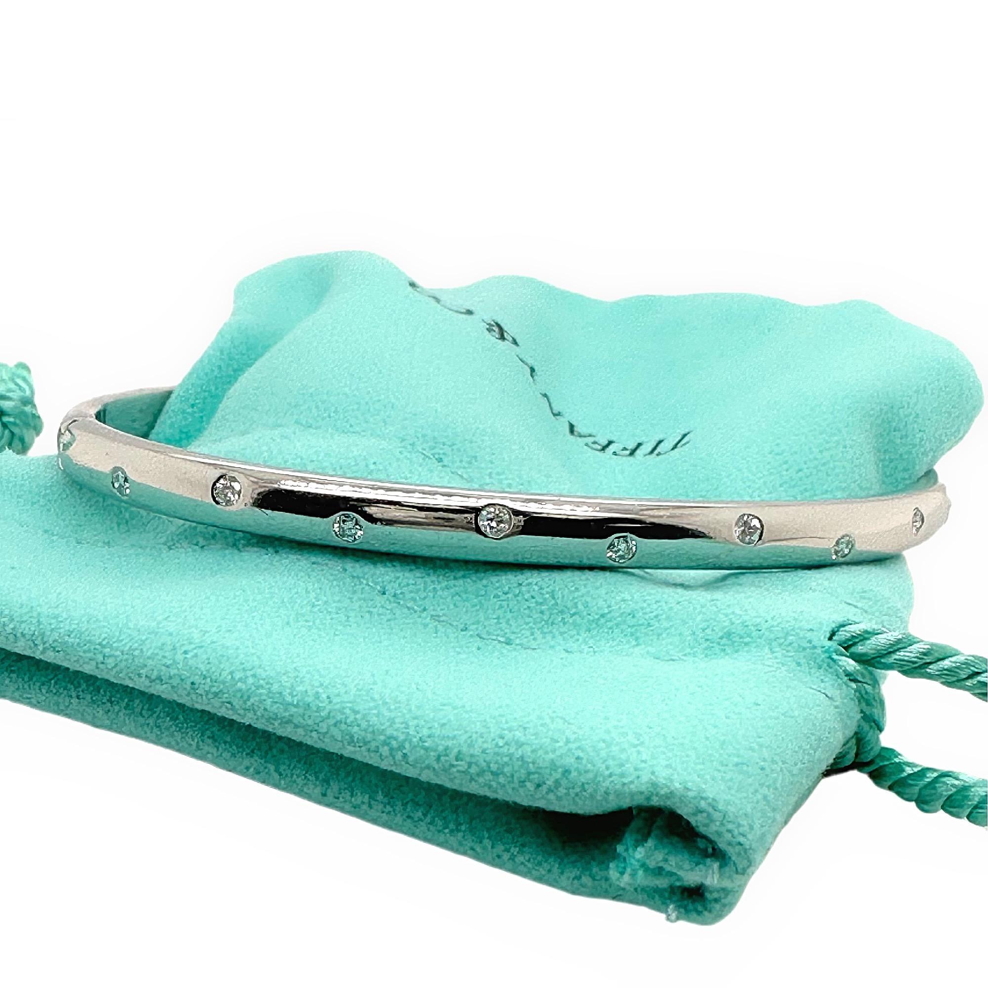 Tiffany & Co. ETOILE Diamant-Armreif
Stil:  ETOILE
Metall:   Platin PT950
Größe:  6,75 Zoll / 37,5 MM Innenmaße
Abmessungen:  4,5 MM Breite
TCW:  10 runde Brillanten 0,30 tcw
Wahrzeichen:  TIFFANY&CO.PT950
Enthält:  T&C Box
Einzelhandel:  Geschätzt