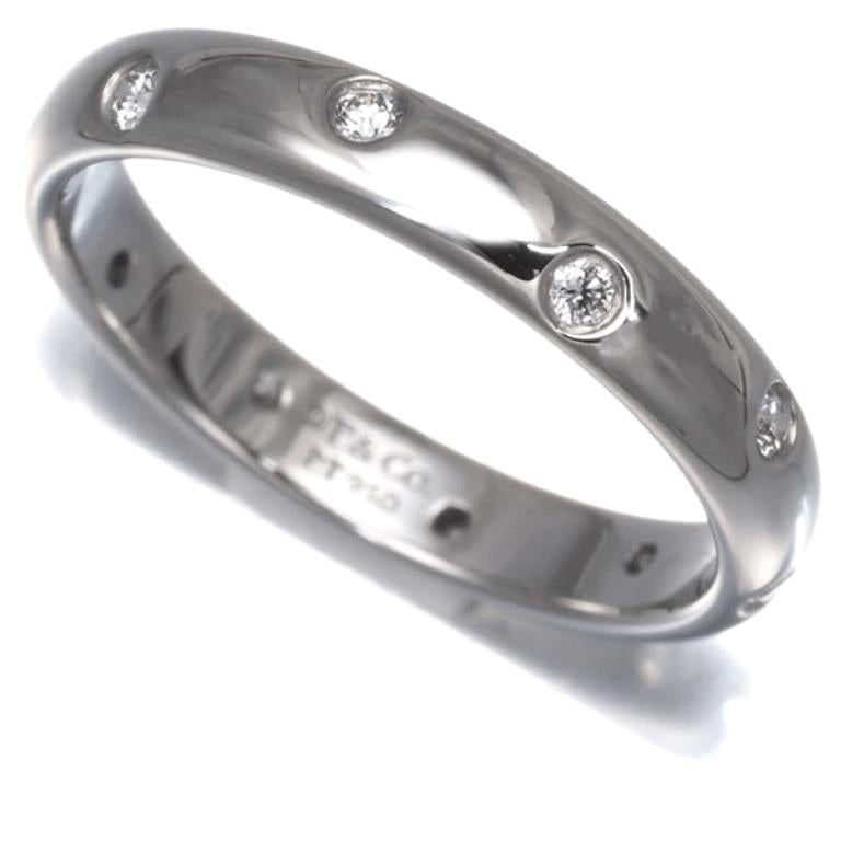 TIFFANY & Co. Anello Etoile in platino con diamante da 3 mm 5

 Metallo: Platino
 Dimensione: 5 
 Larghezza della banda: 3 mm 
 Diamante: 10 diamanti tondi brillanti, peso totale .10 carati
 Marchio di garanzia: ©T&Co. PT950
 Condizioni: Ottime
