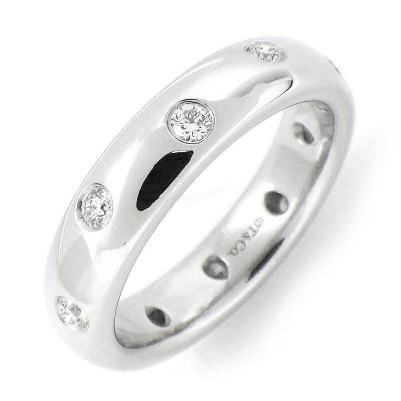 TIFFANY & Co. Anillo Etoile Platino Diamante 4mm 4

 Metal: Platino
 Tamaño: 4
 Ancho de banda: 4 mm
 Peso: 7,60 gramos 
 Diamante: 10 diamantes brillantes redondos, peso total en quilates 0,22
 Sello: ©T&Co. PT950
 Estado: Nuevo, nunca usado, viene