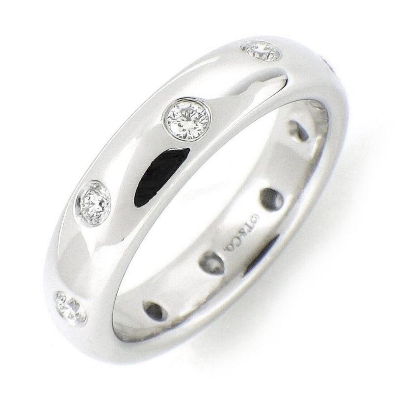 TIFFANY & Co. Anillo Etoile Platino Diamante 4mm 4.5

 Metal: Platino
 Tamaño: 4.5 
 Ancho de banda: 4 mm
 Peso: 7,60 gramos 
 Diamante: 10 diamantes brillantes redondos, peso total en quilates 0,22
 Sello: ©T&Co. PT950
 Estado: Nuevo, nunca usado,